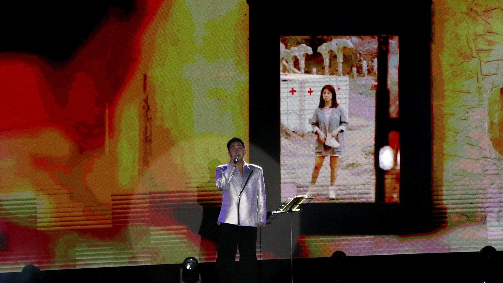 Phần trình diễn của ca sĩ Trung Quân Idol...