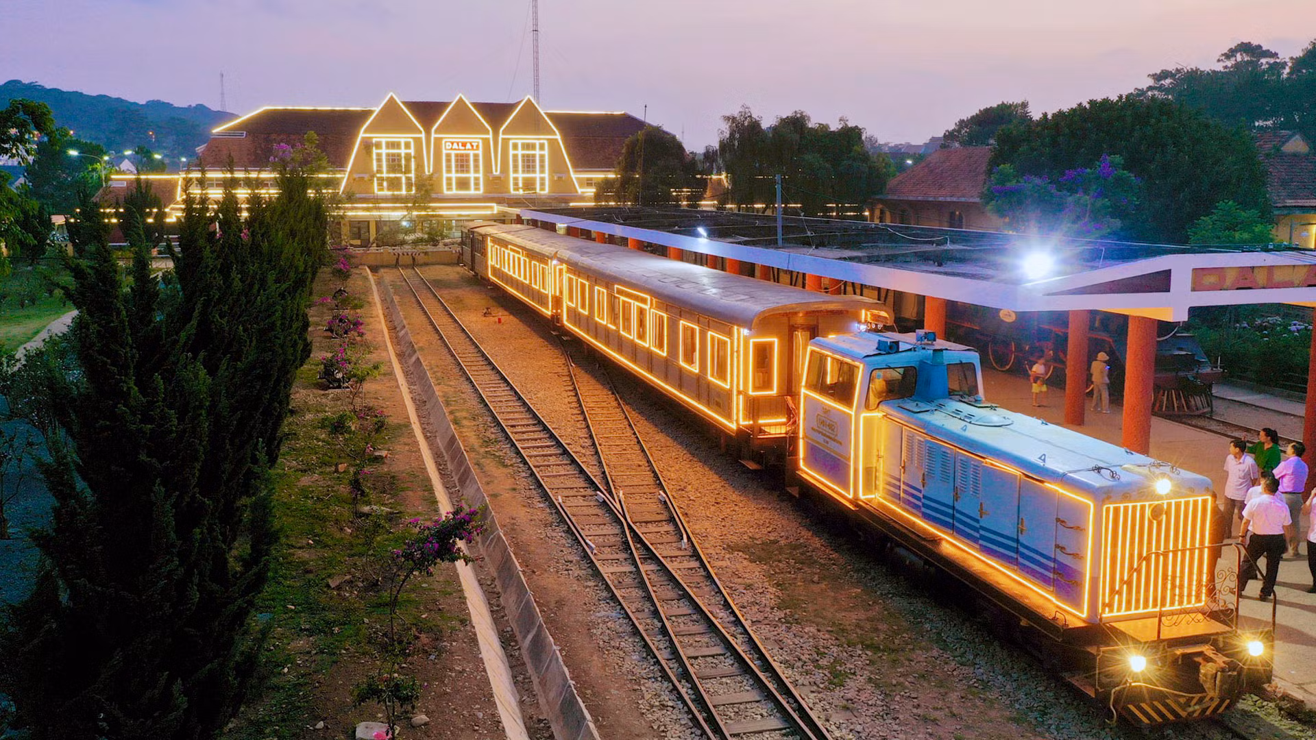 “Hành trình đêm Đà Lạt” trên những toa tàu cổ, du khách được thư thái ngắm phố núi Đà Lạt về đêm, thưởng thức những bản tình ca không lời qua tiếng vĩ cầm, saxophone… Dịch vụ được khai trương vào tháng 4/2024.
