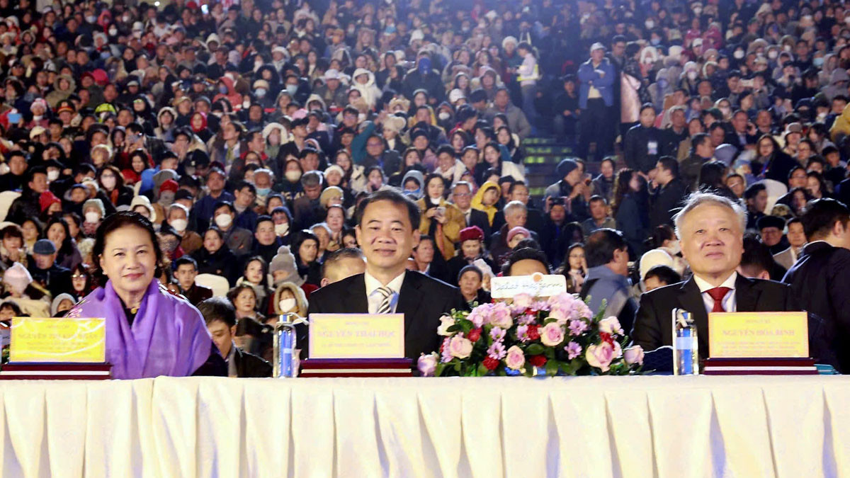 Các đồng chí: Nguyễn Hòa Bình, Nguyễn Thái Học - Quyền Bí thư Tỉnh ủy Lâm Đồng, Nguyễn Thị Kim Ngân - nguyên Chủ tịch Quốc hội (từ phải sang), tại Lễ khai mạc Festival Hoa Đà Lạt lần thứ 10.