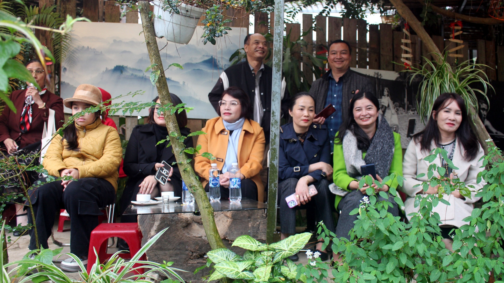 Đại biểu và công chúng thích thú với chương trình Dalat Street Fashion Show với bộ sưu tập “đan áo mùa xuân” của nhà thiết kế Sương Nguyễn.