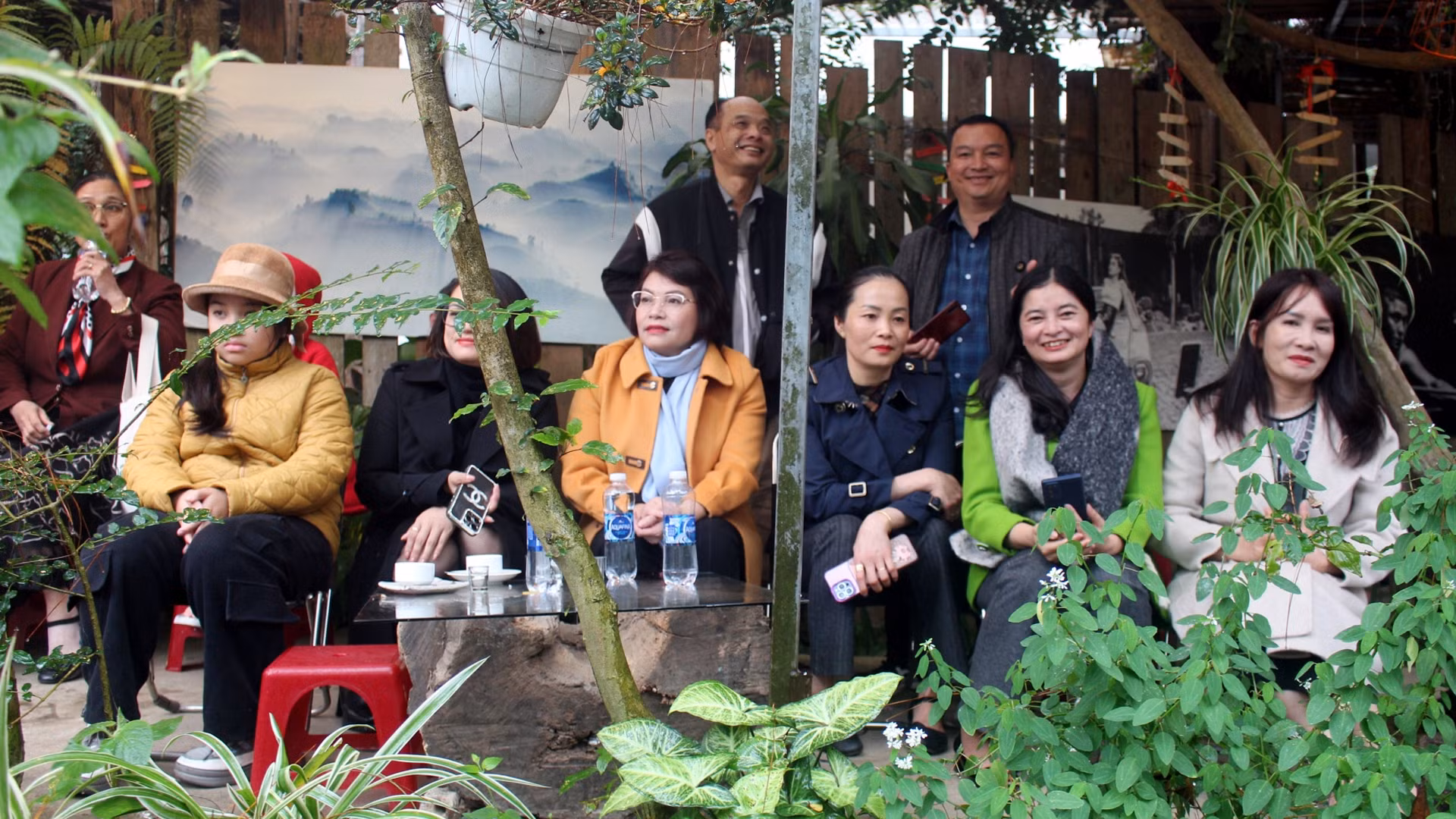 Đại biểu và công chúng thích thú với chương trình Dalat Street Fashion Show với bộ sưu tập “đan áo mùa xuân” của nhà thiết kế Sương Nguyễn.