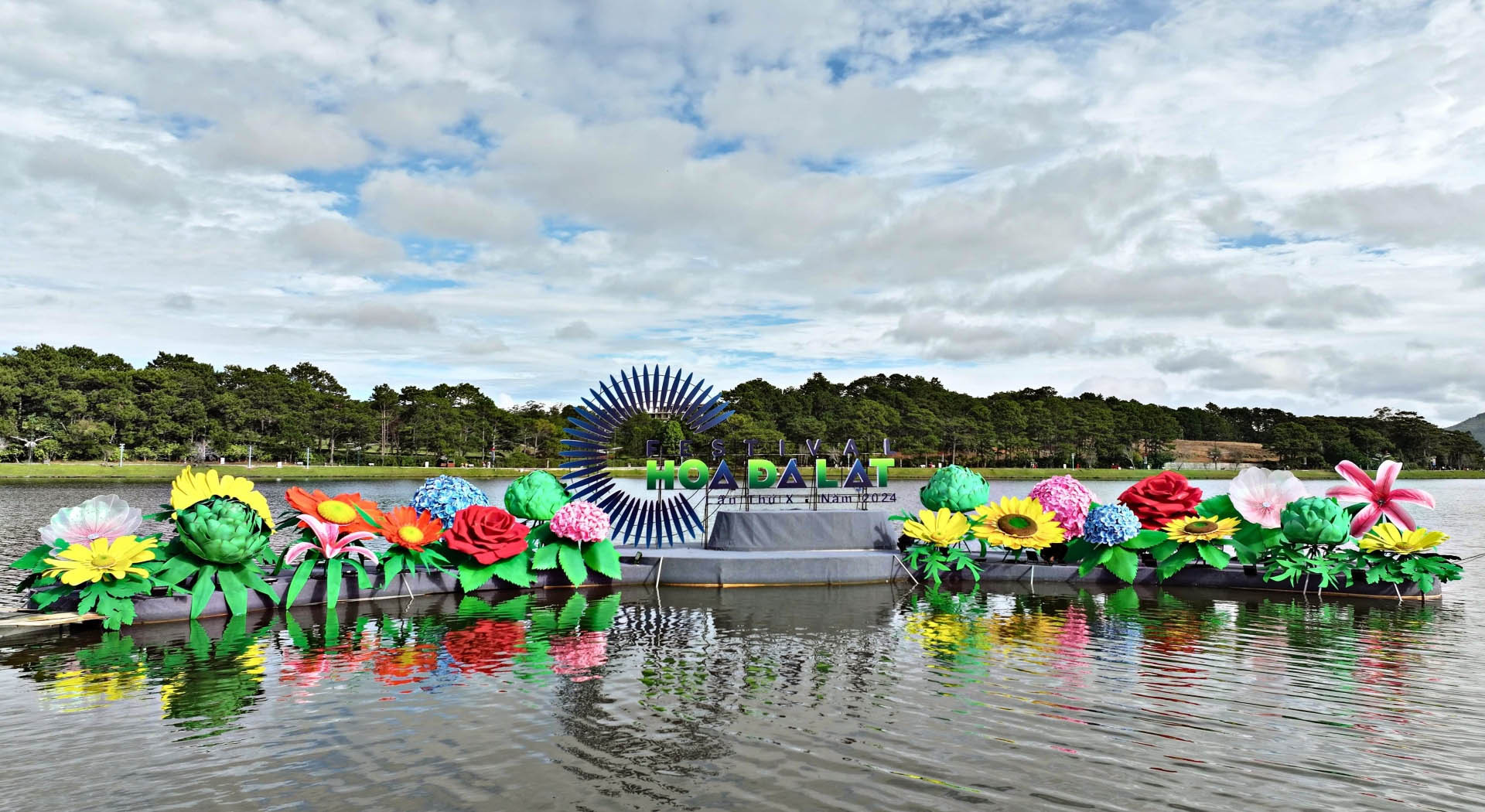 Bản giao hưởng sắc màu bên hồ Xuân Hương, thành phố Đà Lạt.