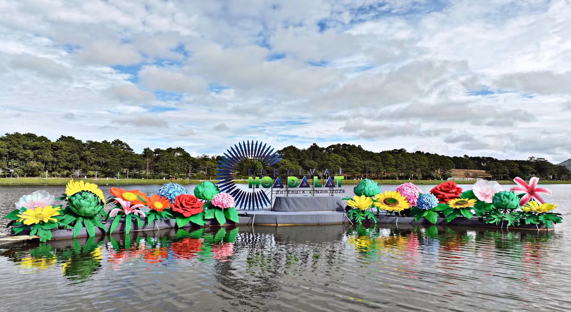 Bản giao hưởng sắc màu bên hồ Xuân Hương, thành phố Đà Lạt.