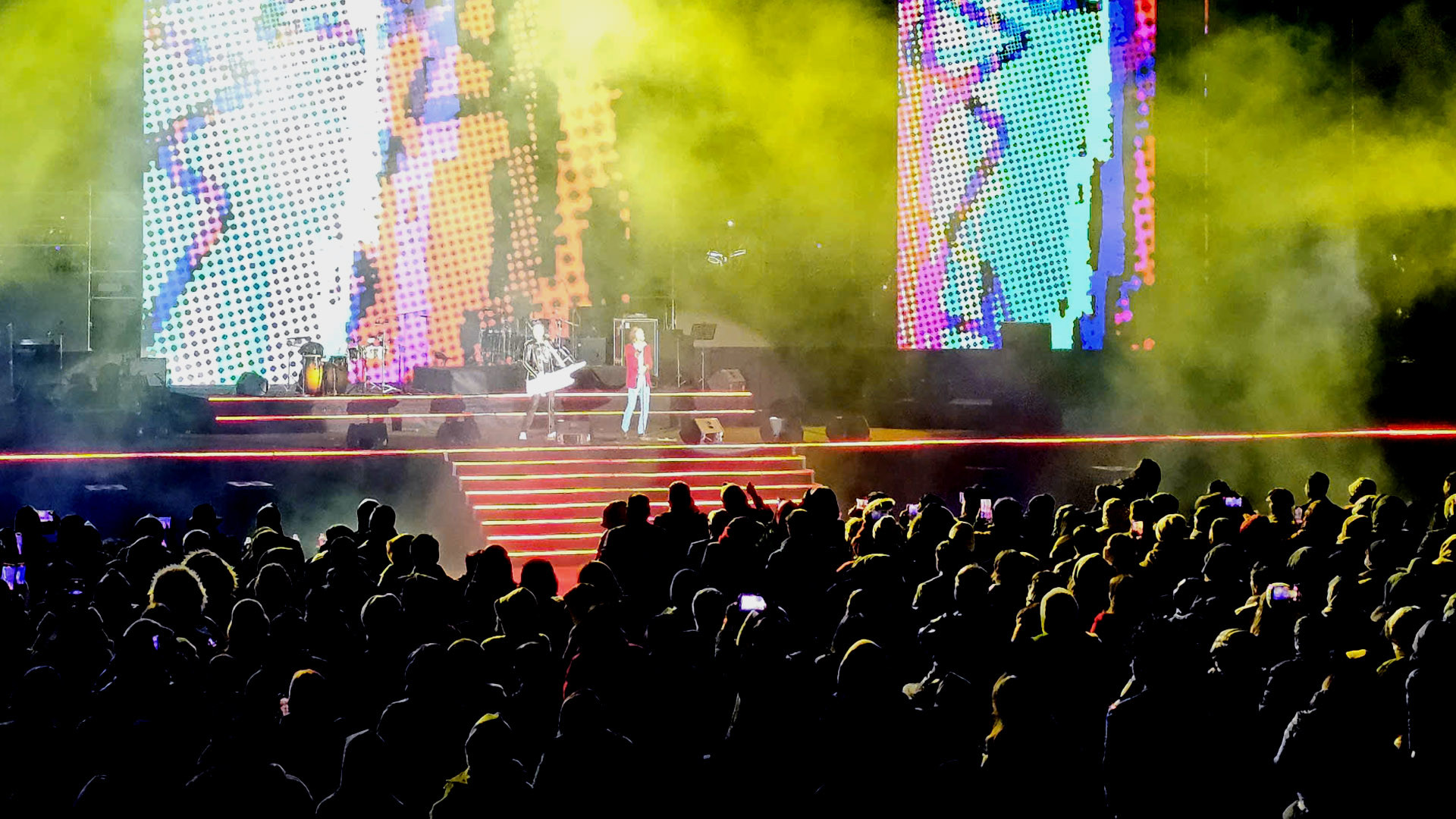 Hàng nghìn khán giả đứng lên, bật ánh sáng điện thoại, nhảy theo giai điệu của Touch by Touch (Chạm từng chạm) và tác phẩm mới Japanese/ Vietnamese Girls (Những cô gái Nhật Bản/ Việt Nam)…