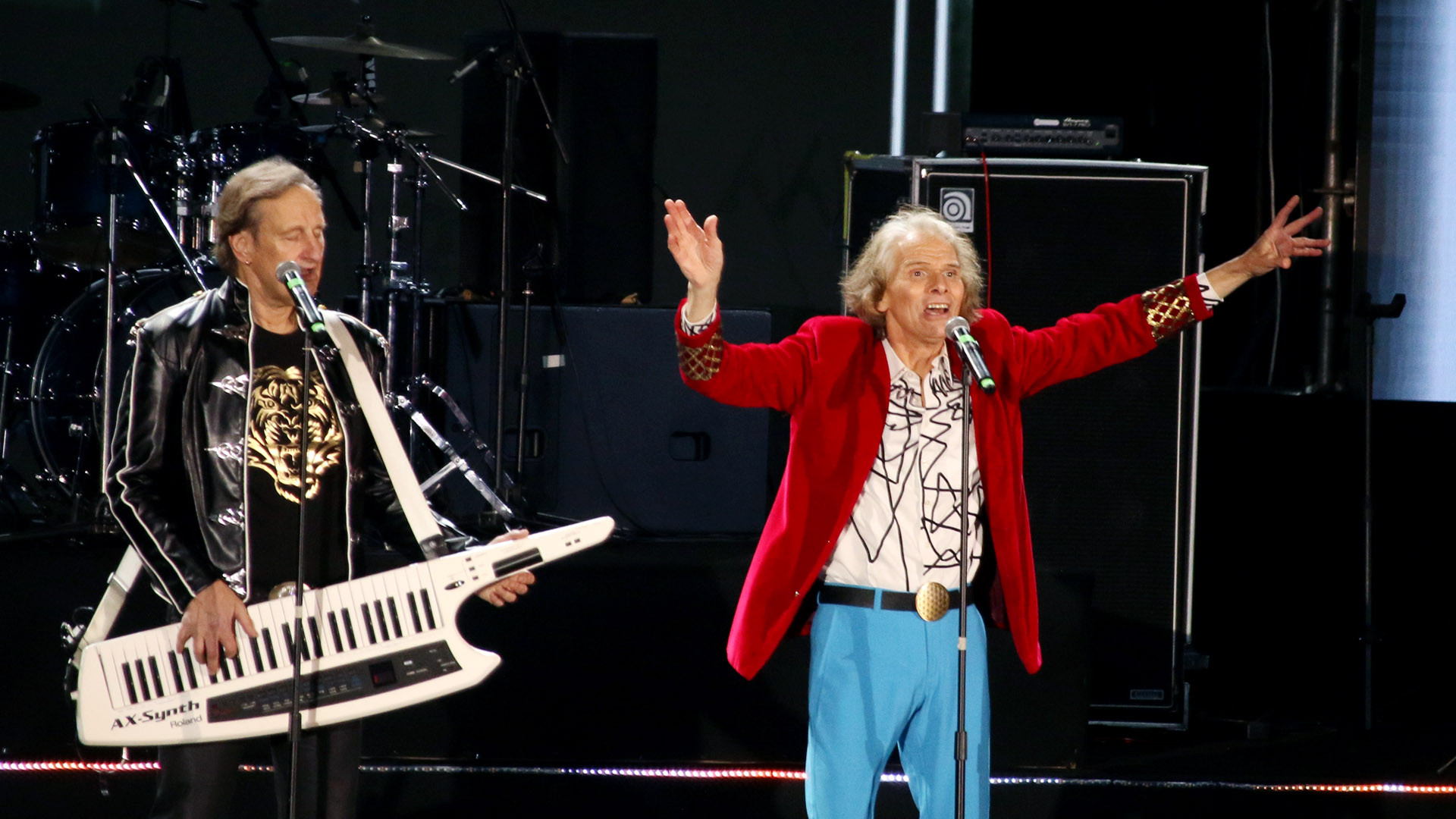 Hai thành viên Joy Band tiếp tục làm không gian ấm nồng bằng ca khúc Night of the Night (Đêm của đêm), Cheek to cheek (Má kề má), Sunshine Boogie (Ánh nắng Boogie).