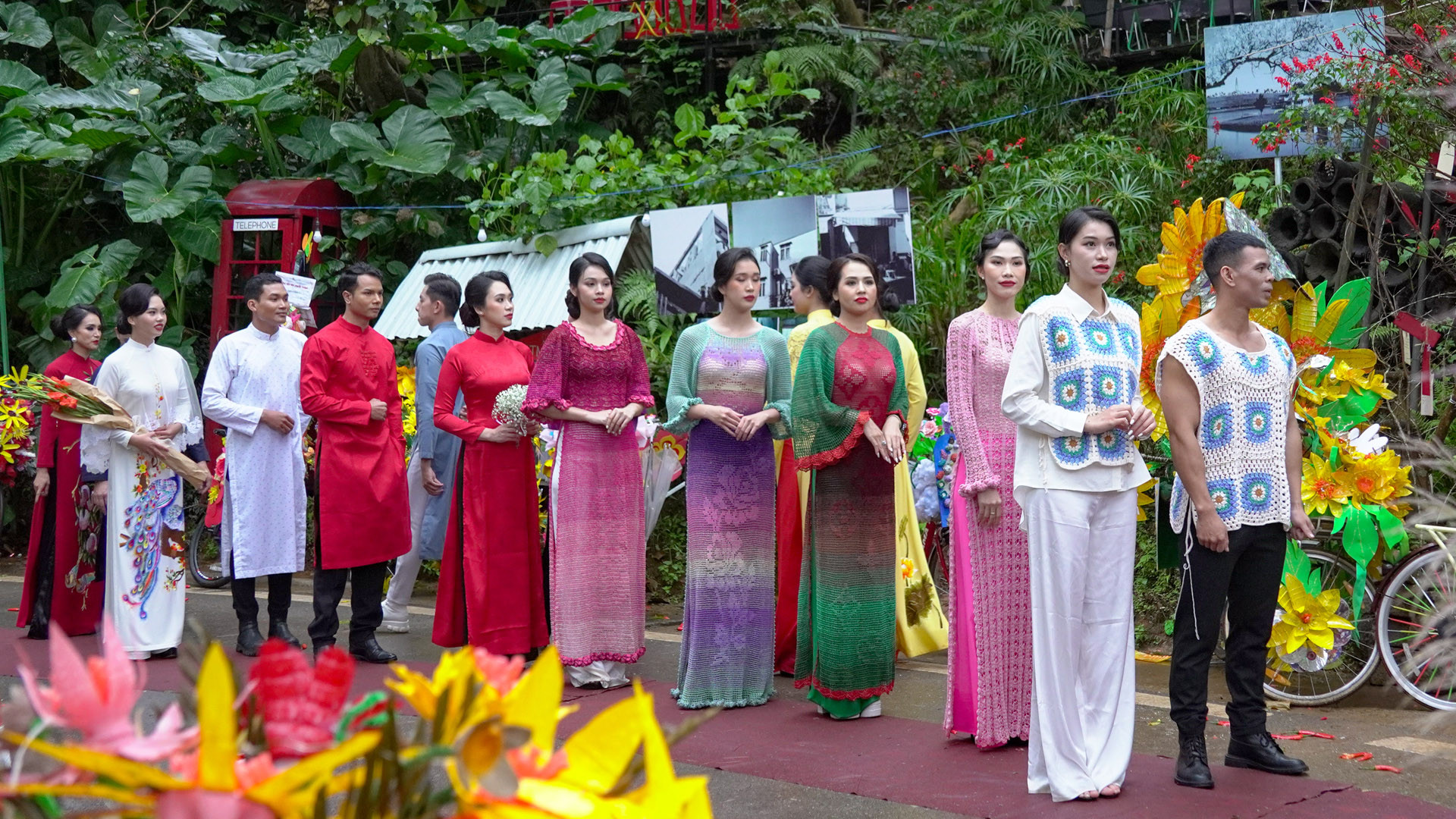 Bộ sưu tập “Đan áo mùa xuân” được lấy làm chủ đề cho chương trình, gồm 23 bộ trang phục được làm từ chất liệu len, tạo hình công phu, đan móc thủ công hoàn toàn.