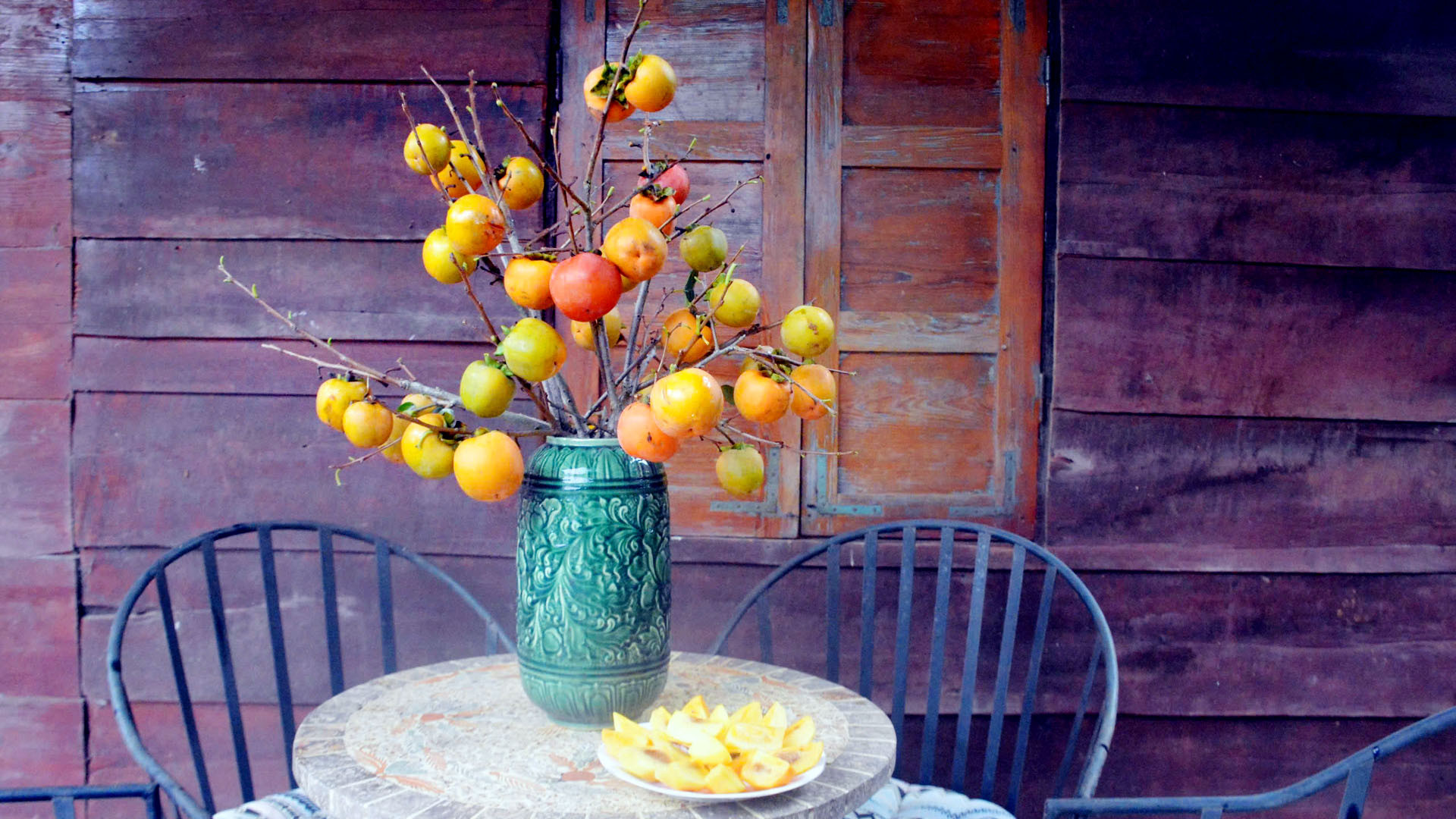 Hằng năm, vào khoảng cuối tháng 8, trái hồng bắt đầu xanh quả, sau đó dần ngả vàng và sang thời điểm cuối thu thì chín mọng, chuyển màu đỏ cam. Sang đông, khi những trái hồng chưa kịp thu hoạch đúng vụ, những cành hồng trĩu quả được cắt cho vào bình và trở thành "thú chơi" mới dễ thương. Hằng năm, vào khoảng cuối tháng 8, trái hồng bắt đầu xanh quả, sau đó dần ngả vàng và sang thời điểm cuối thu thì chín mọng, chuyển màu đỏ cam. Sang đông, khi những trái hồng chưa kịp thu hoạch đúng vụ, những cành hồng trĩu quả được cắt cho vào bình và trở thành "thú chơi" mới dễ thương.