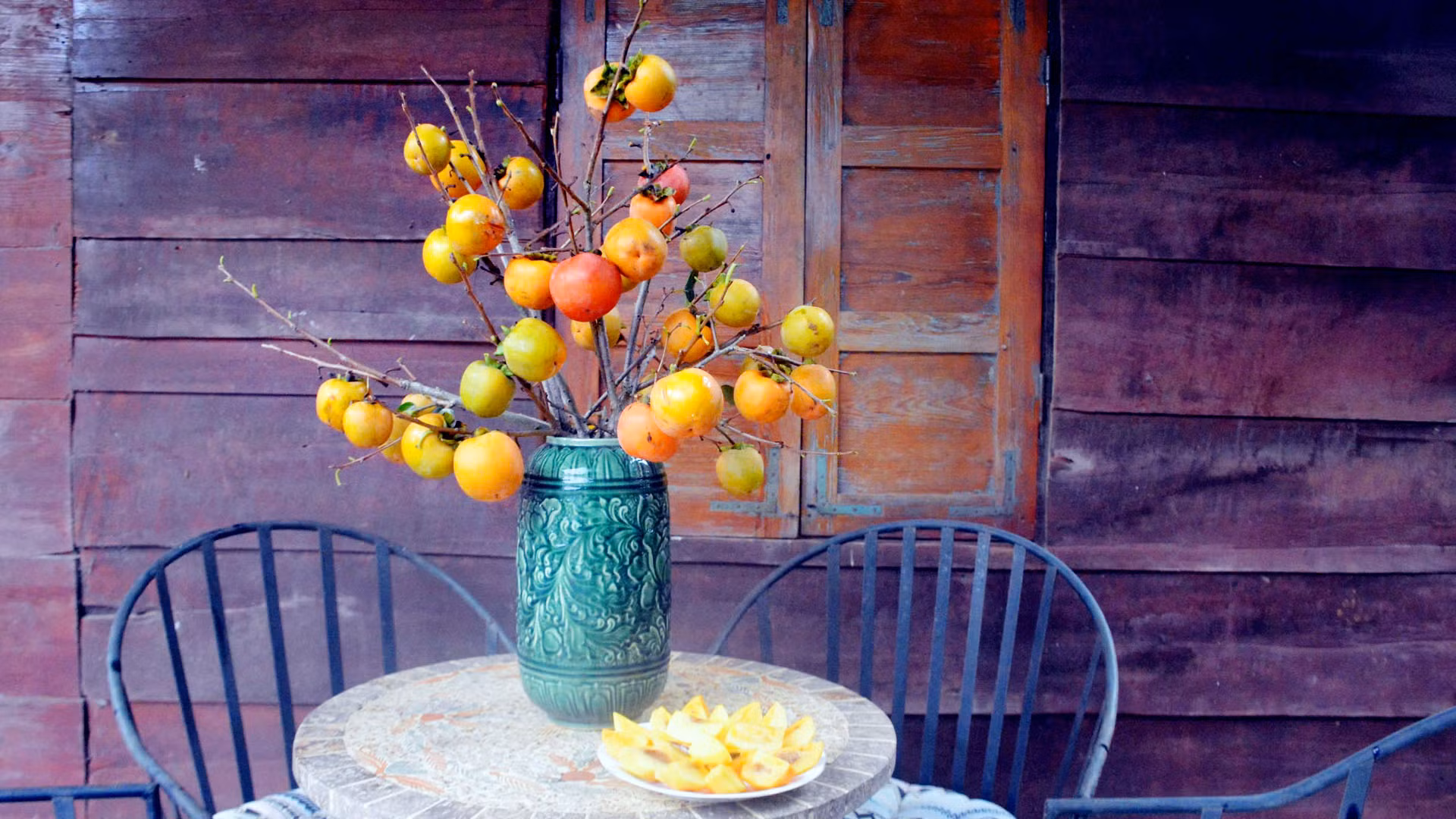 Hằng năm, vào khoảng cuối tháng 8, trái hồng bắt đầu xanh quả, sau đó dần ngả vàng và sang thời điểm cuối thu thì chín mọng, chuyển màu đỏ cam. Sang đông, khi những trái hồng chưa kịp thu hoạch đúng vụ, những cành hồng trĩu quả được cắt cho vào bình và trở thành "thú chơi" mới dễ thương. Hằng năm, vào khoảng cuối tháng 8, trái hồng bắt đầu xanh quả, sau đó dần ngả vàng và sang thời điểm cuối thu thì chín mọng, chuyển màu đỏ cam. Sang đông, khi những trái hồng chưa kịp thu hoạch đúng vụ, những cành hồng trĩu quả được cắt cho vào bình và trở thành "thú chơi" mới dễ thương.