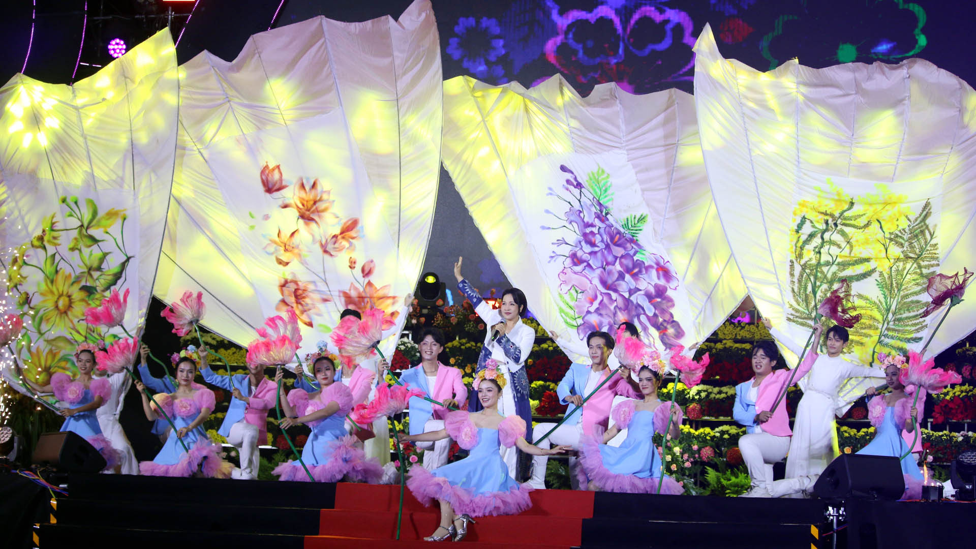 Ca sĩ Mỹ Linh với Khúc giao mùa và Hoa cỏ mùa xuân.