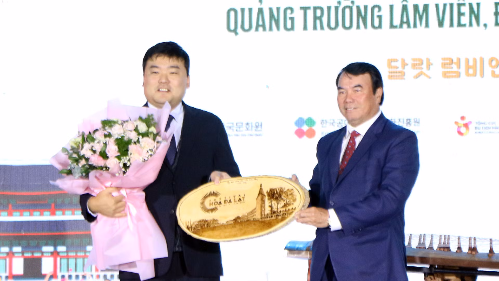 Phó Chủ tịch Ủy ban nhân dân tỉnh Lâm Đồng Phạm S trao quà lưu niệm tặng đại diện Trung tâm Văn hóa Hàn Quốc tại Việt Nam.