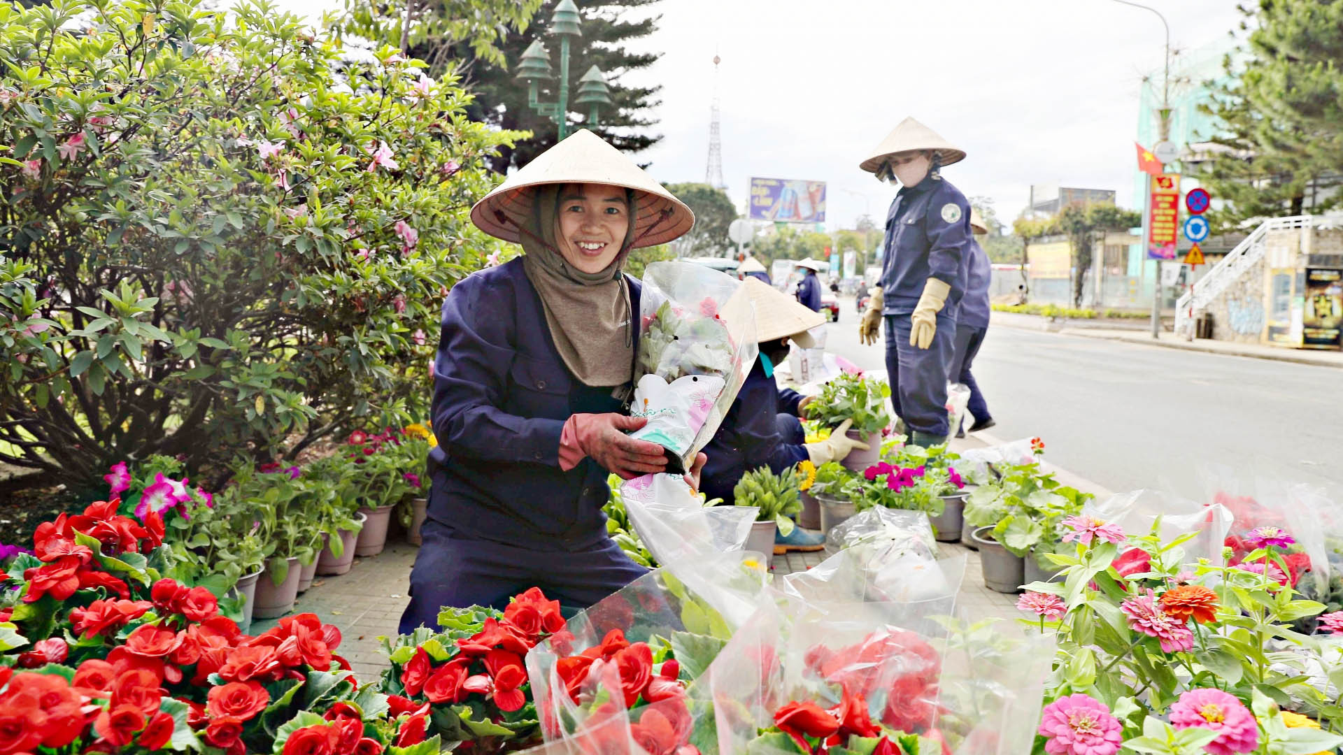 Niềm vui công nhân đô thị khi được tận tay "sắp đặt" tiểu cảnh hoa.