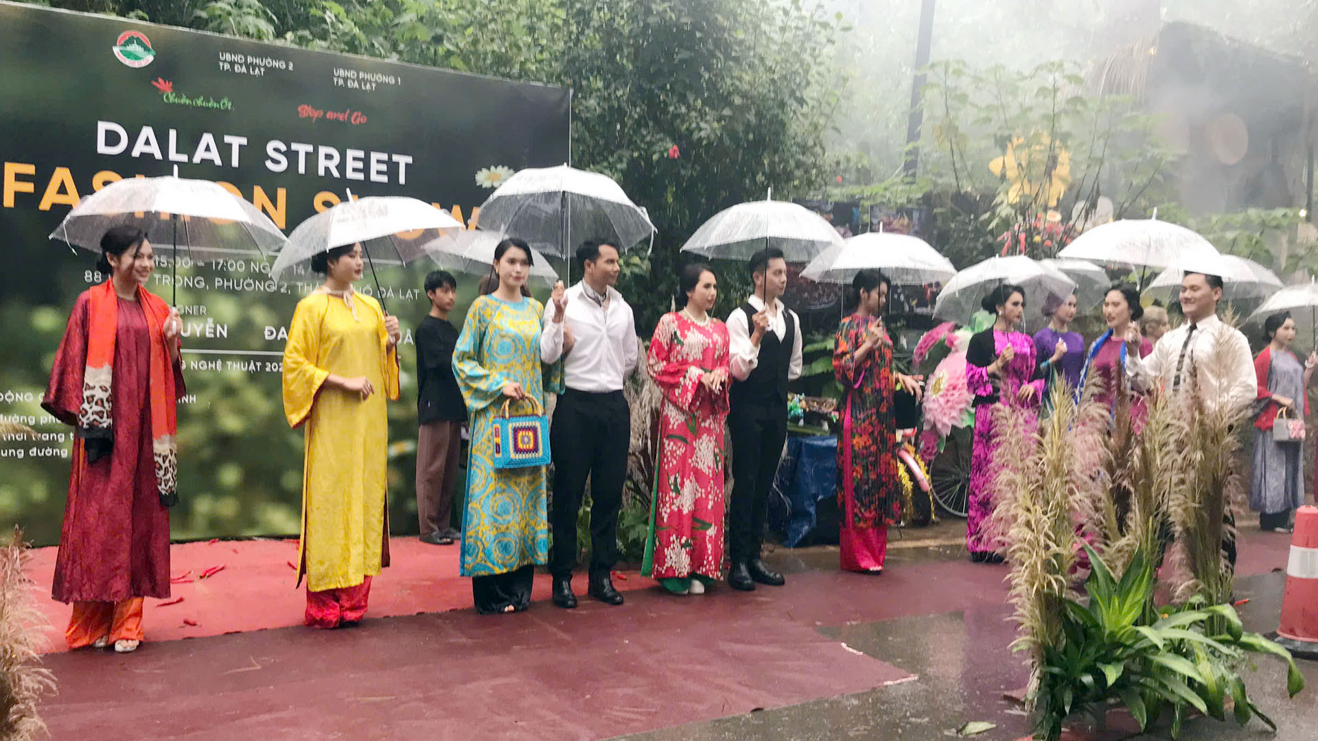 Các người mẫu trình diễn dưới chiều mưa se lạnh Đà Lạt, khung cảnh hoa cỏ lãng mạn tạo ấn tượng với người xem.