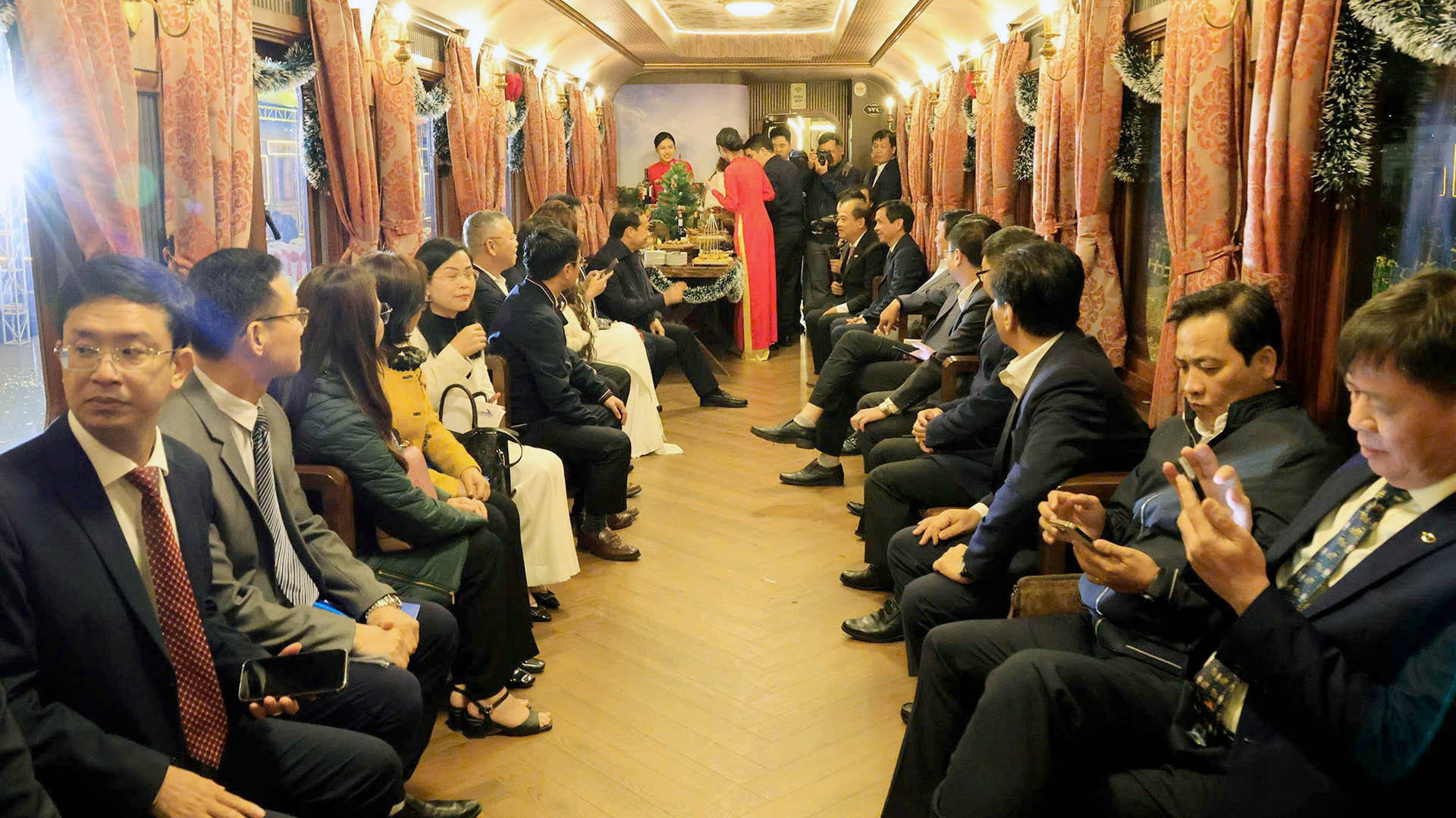 Hiện, giá vé cho mỗi lượt chặng Đà Lạt - Trại Mát dao động từ 80 đến 170 nghìn đồng/lượt, hành khách mua vé khứ hồi được giảm 25% giá vé hai chiều, mua từ 10 người trở lên được giảm từ 15% đến 40% giá vé. Hiện, giá vé cho mỗi lượt chặng Đà Lạt - Trại Mát dao động từ 80 đến 170 nghìn đồng/lượt, hành khách mua vé khứ hồi được giảm 25% giá vé hai chiều, mua từ 10 người trở lên được giảm từ 15% đến 40% giá vé.