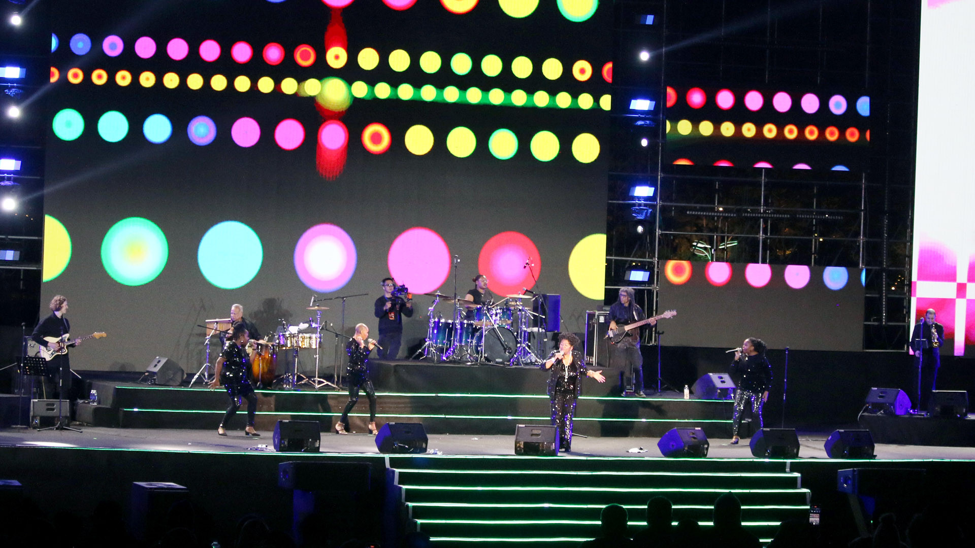 Để có đêm nhạc trọn vẹn cảm xúc, Ban tổ chức tìm bằng được chiếc keyboard được sản xuất cách đây hơn 20 năm. Bởi chỉ có nó mới tạo ra đúng chất nhạc Disco đã quen thuộc với hàng triệu người hâm mộ của Boney M.