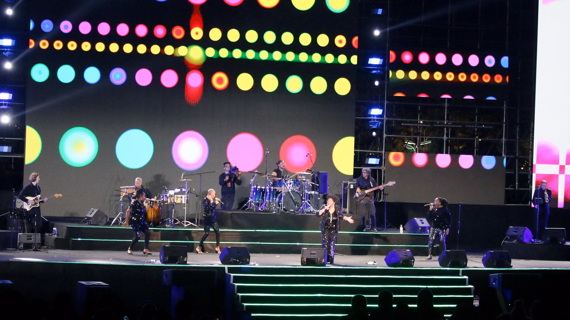 Để có đêm nhạc trọn vẹn cảm xúc, Ban tổ chức tìm bằng được chiếc keyboard được sản xuất cách đây hơn 20 năm. Bởi chỉ có nó mới tạo ra đúng chất nhạc Disco đã quen thuộc với hàng triệu người hâm mộ của Boney M.