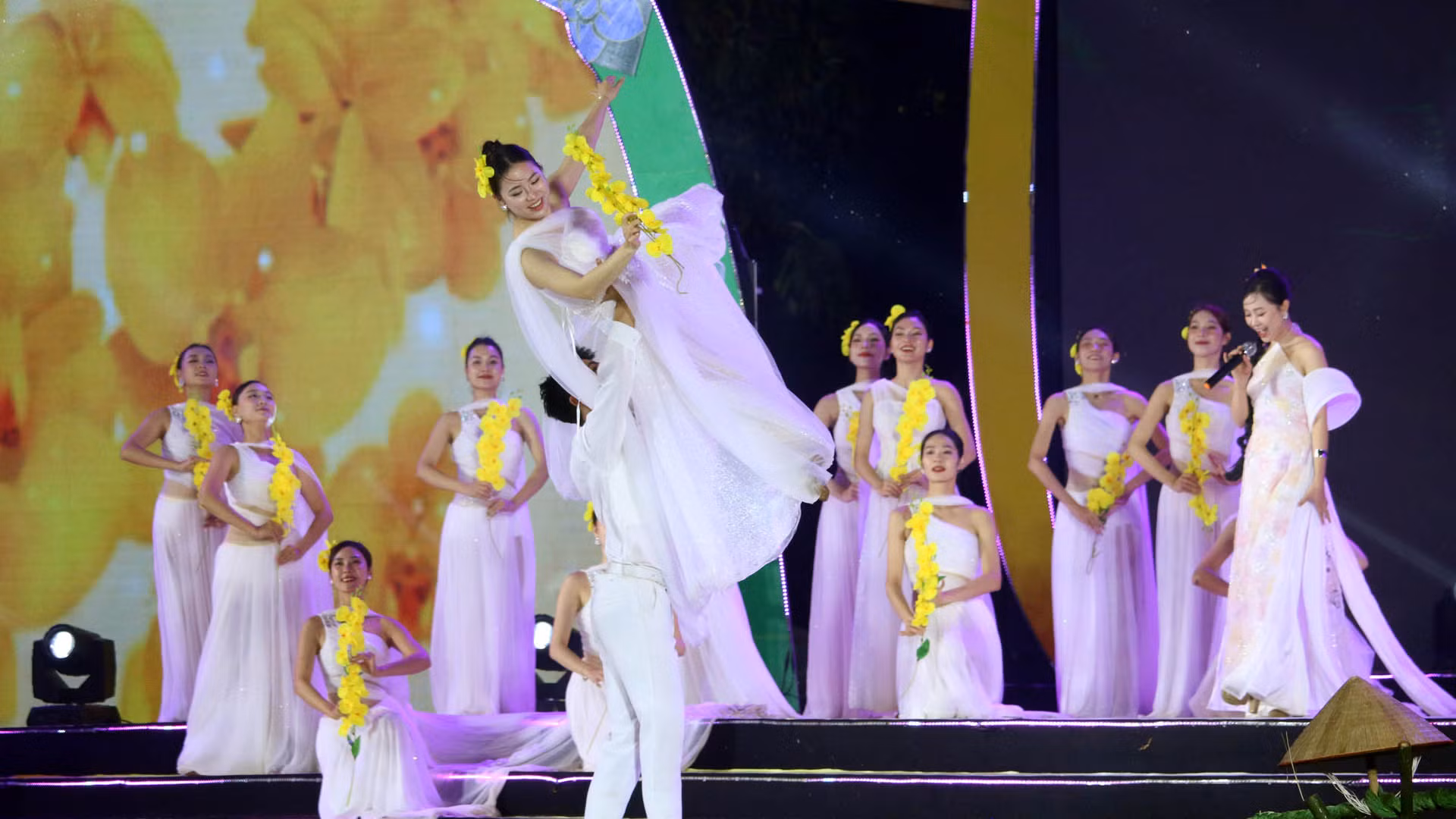 Giữa đất trời cao nguyên, những nhành lan bung nở như tác phẩm nghệ thuật của thiên nhiên.