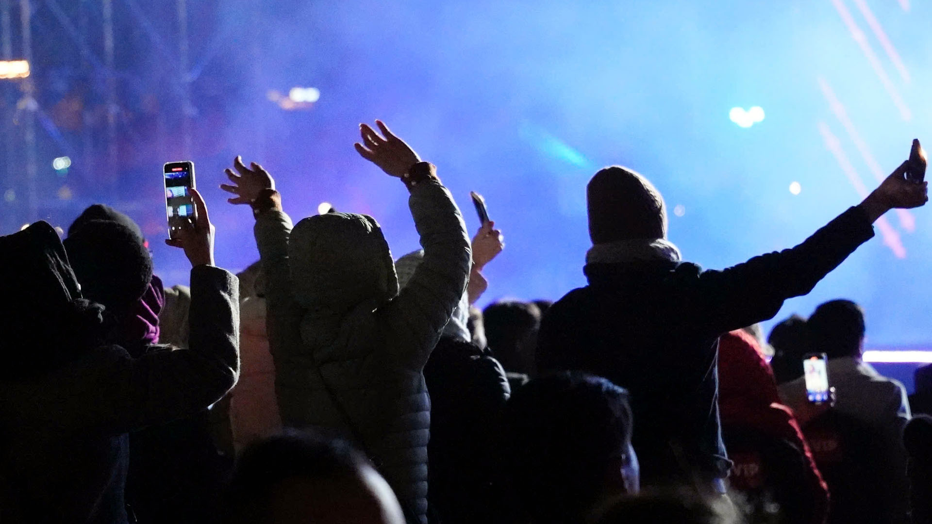 Khán giả "bùng nổ" trong đêm nhạc đầy cảm xúc.