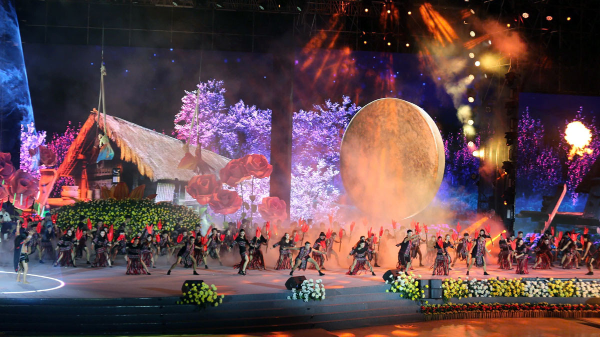 Cảnh diễn mở đầu đêm khai mạc.