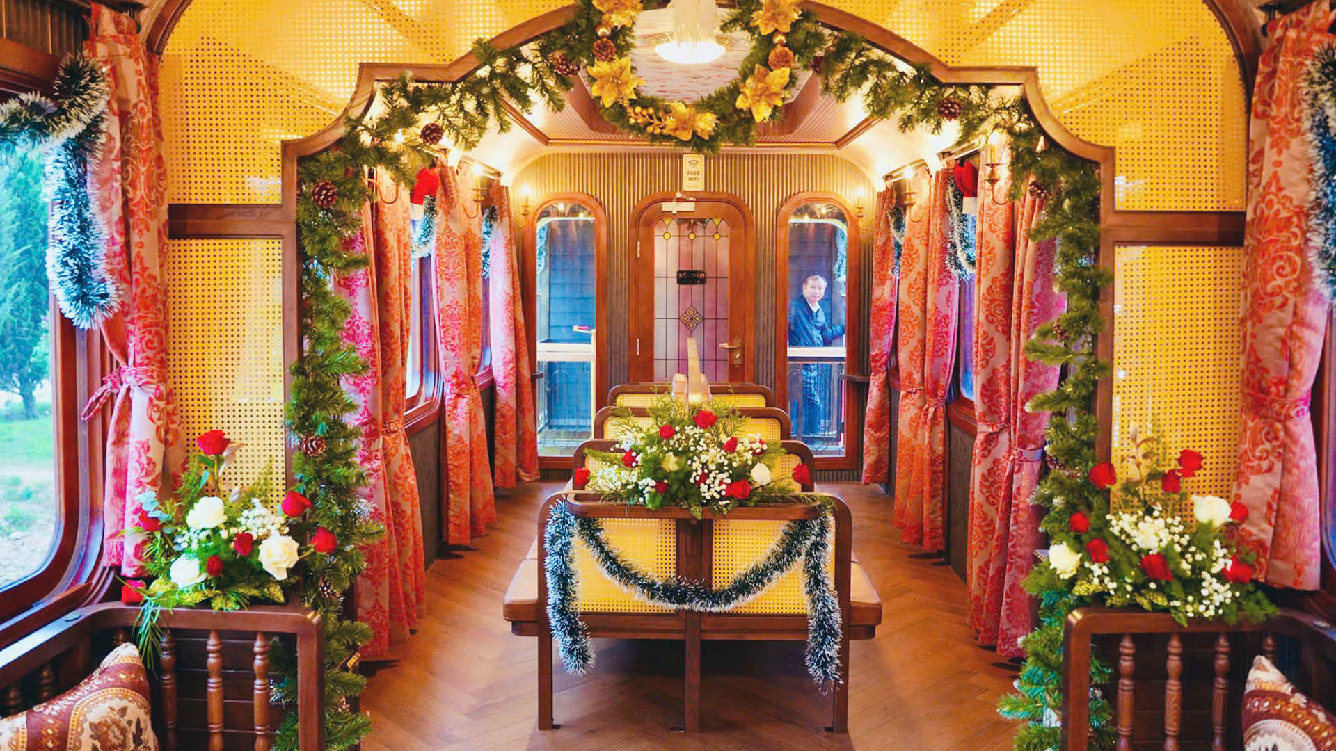 Đoàn tàu La Reine được trang bị đầy đủ các tiện ích hiện đại, như wifi miễn phí, hệ thống điều hòa, các khoang VIP dành cho gia đình, cùng với hệ thống đèn trang trí cổ điển, nội thất sang trọng. Đoàn tàu La Reine được trang bị đầy đủ các tiện ích hiện đại, như wifi miễn phí, hệ thống điều hòa, các khoang VIP dành cho gia đình, cùng với hệ thống đèn trang trí cổ điển, nội thất sang trọng.