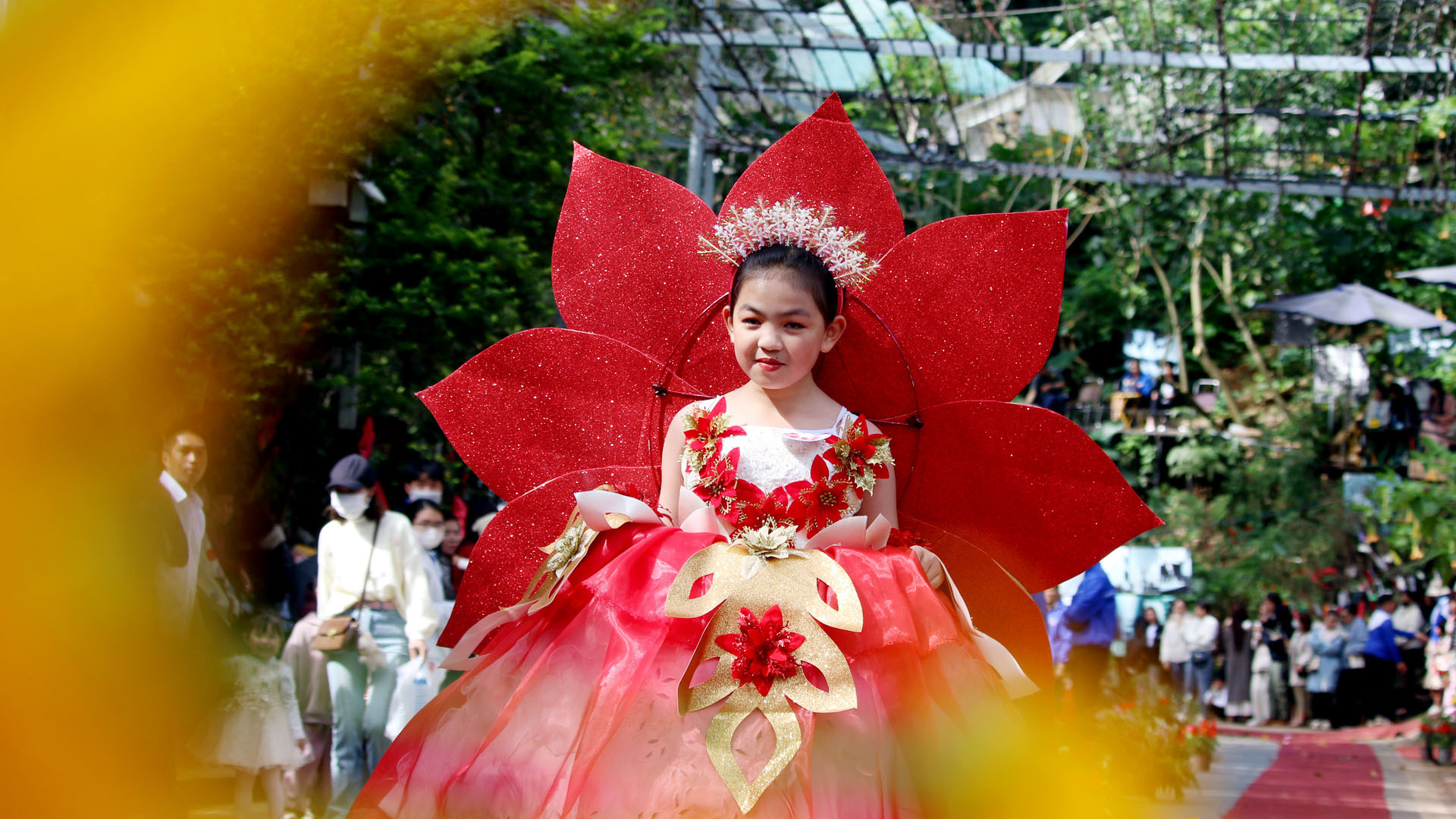 Những bộ trang phục lấy cảm hứng từ các loài hoa Đà Lạt được những “người mẫu nhí” trình diễn trên “Cung đường nghệ thuật Đà Lạt” mang lại sự thích thú cho người xem.