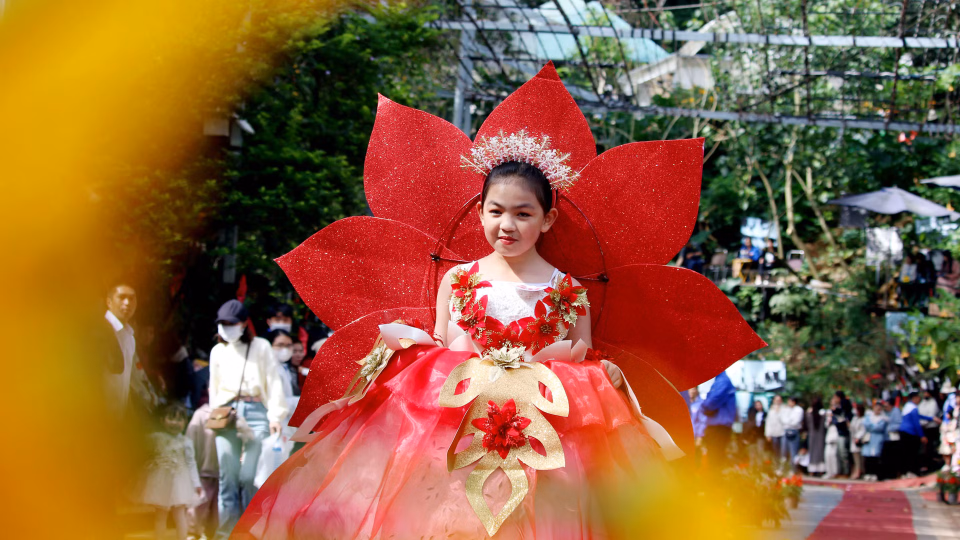 Những bộ trang phục lấy cảm hứng từ các loài hoa Đà Lạt được những “người mẫu nhí” trình diễn trên “Cung đường nghệ thuật Đà Lạt” mang lại sự thích thú cho người xem.