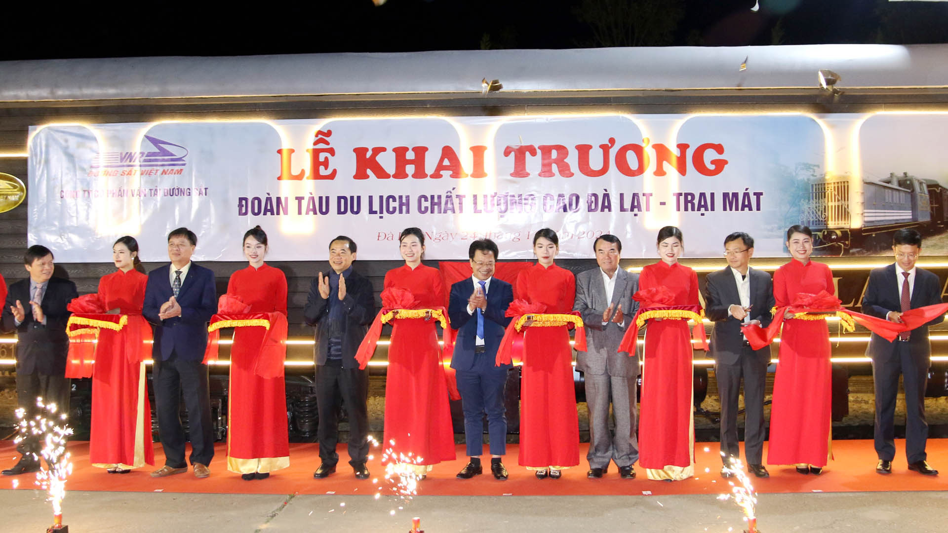 Lãnh đạo tỉnh Lâm Đồng, thành phố Đà Lạt và Tổng Công ty Đường sắt Việt Nam thực hiện nghi thức khai trương đoàn tàu du lịch La Reine. Lãnh đạo tỉnh Lâm Đồng, thành phố Đà Lạt và Tổng Công ty Đường sắt Việt Nam thực hiện nghi thức khai trương đoàn tàu du lịch La Reine.