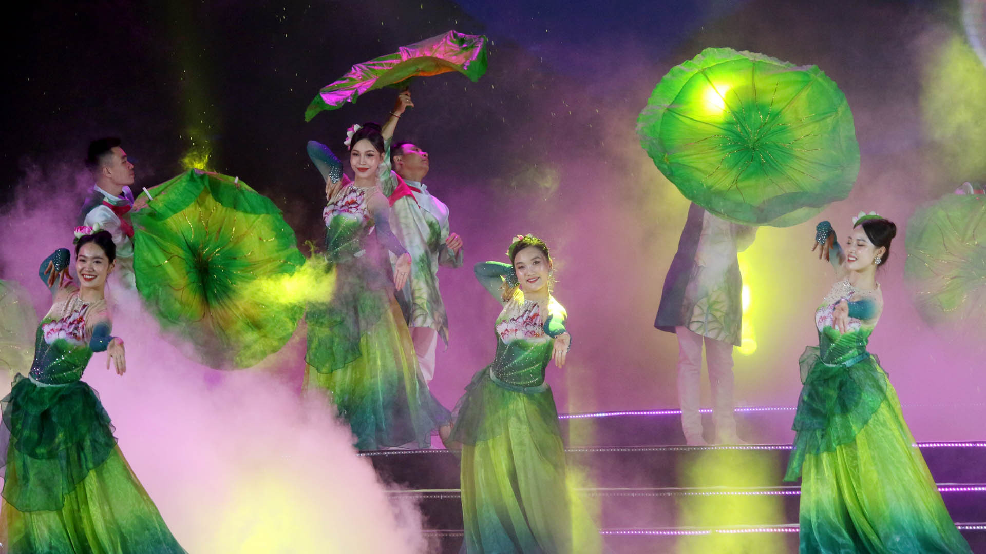 Như sen tỏa hương từ bùn đất, lụa tơ tằm Bảo Lộc tỏa sáng từ những sợi tơ kết từ ngàn giọt mồ hôi cùng sự kết tinh giao hòa của đất trời thông qua khối óc, trái tim và đôi bàn tay khéo léo như một bản giao hưởng của tâm hồn và nghệ thuật.