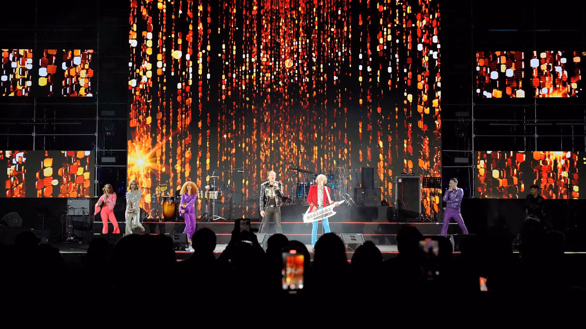 Joy Band làm Quảng trường Lâm Viên trở nên sôi động bằng đoạn intro “Touch by Touch” gây “sốt” một thời tại Việt Nam.