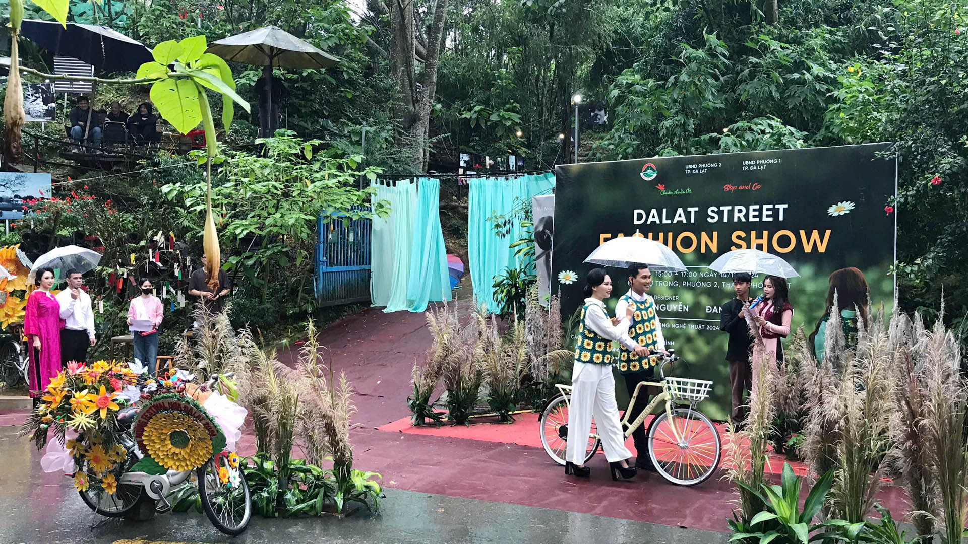 Chất liệu của bộ sưu tập “Đan áo mùa xuân” là sợi organic từ Ai Cập, Thổ Nhĩ Kỳ, được nhuộm màu hữu cơ, chuyển tông ombre đẹp như những giấc mơ trong câu chuyện “Hoàng tử bé”.