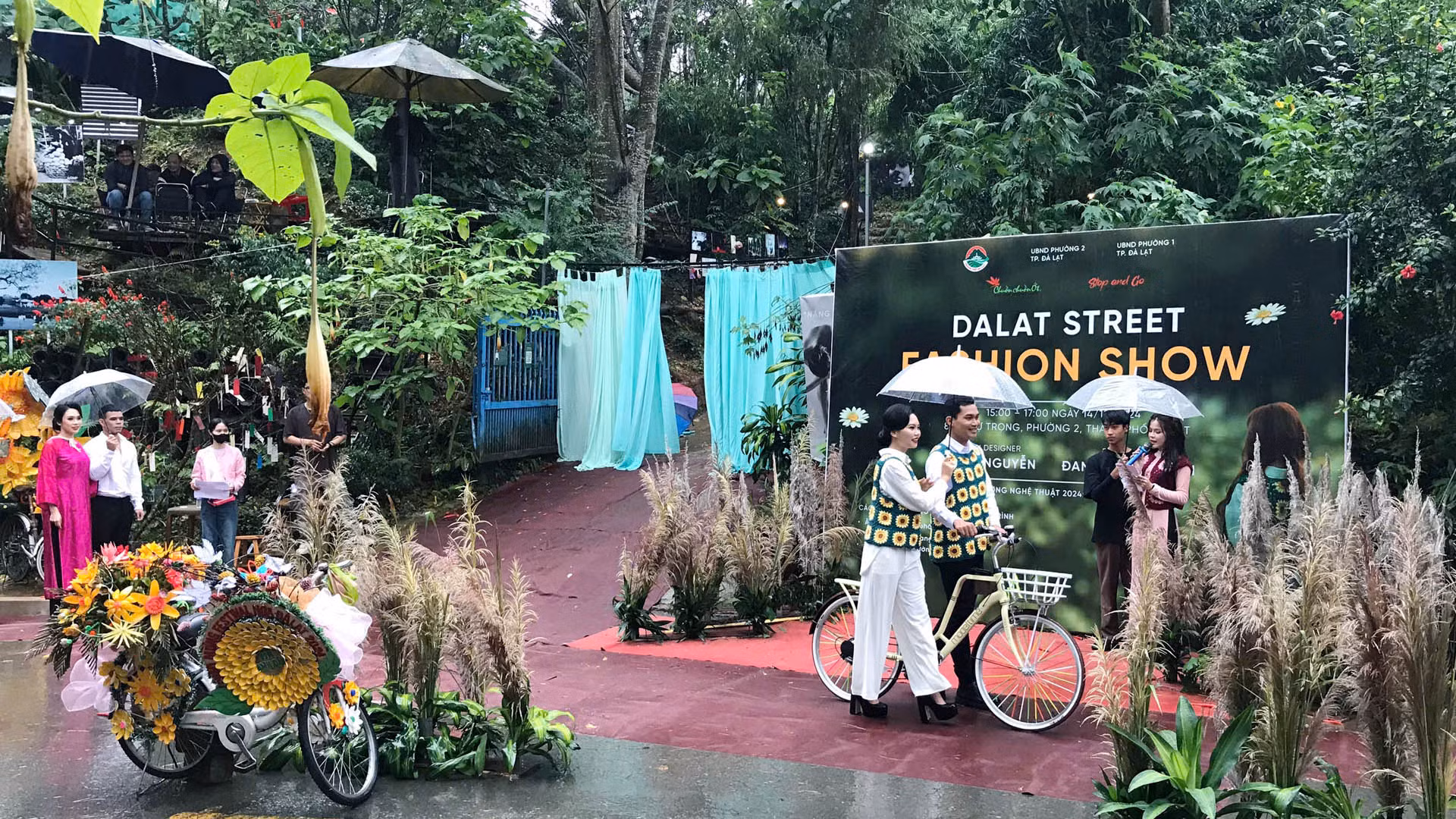 Chất liệu của bộ sưu tập “Đan áo mùa xuân” là sợi organic từ Ai Cập, Thổ Nhĩ Kỳ, được nhuộm màu hữu cơ, chuyển tông ombre đẹp như những giấc mơ trong câu chuyện “Hoàng tử bé”.