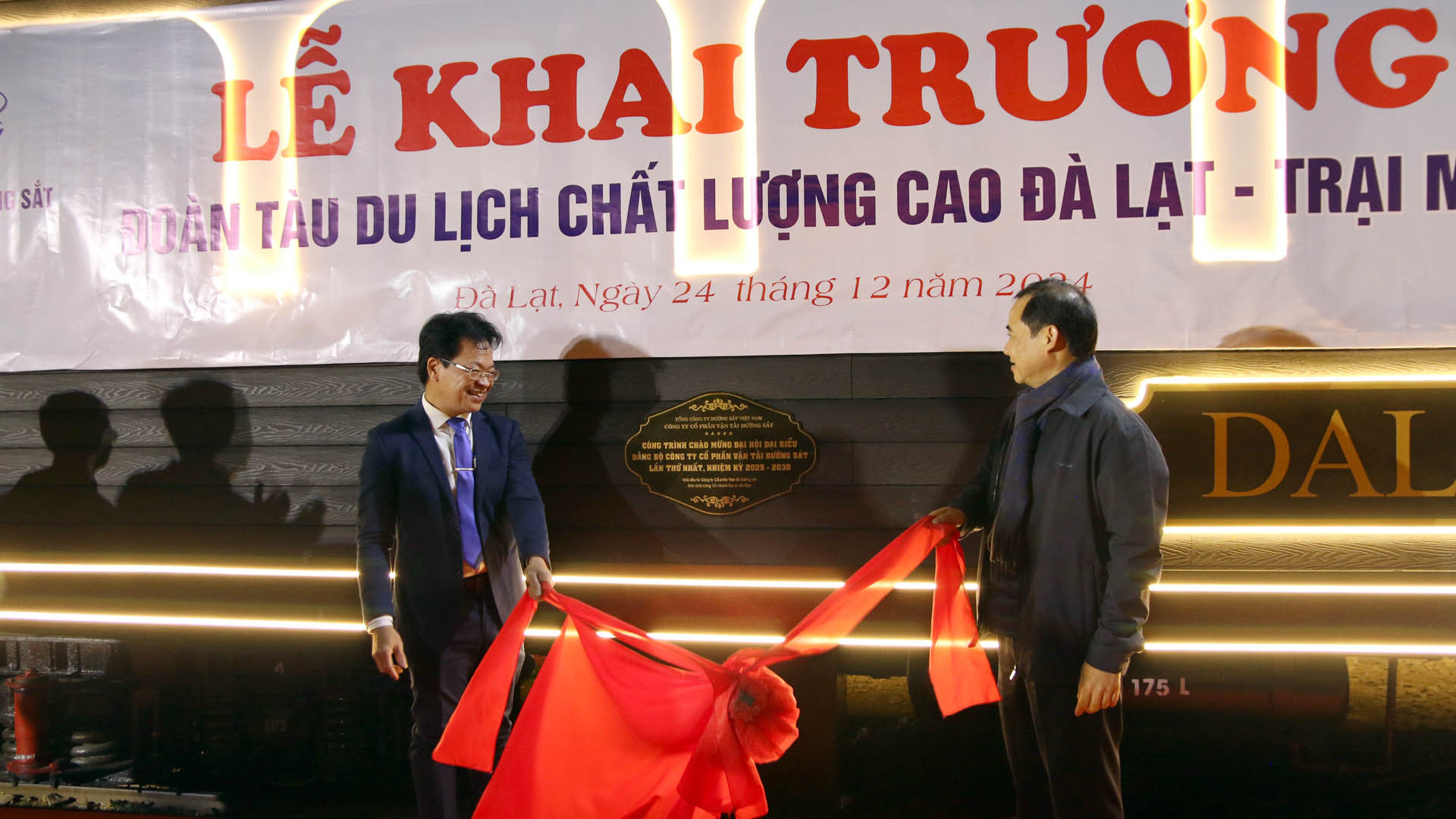 Quyền Bí thư Tỉnh ủy Lâm Đồng nhấn mạnh, đây là một mô hình, cách làm ý nghĩa và càng ý nghĩa hơn khi lãnh đạo Tổng Công ty Đường sắt Việt Nam cho biết, đây là công trình chào mừng Đại hội Đảng bộ Công ty cổ phần Vận tải Đường sắt lần thứ nhất và Đại hội Đảng các cấp nhiệm kỳ 2025-2030. Đây cũng là công trình đầu tiên được khai trương để chào mừng Đại hội Đảng các cấp trên địa bàn tỉnh Lâm Đồng. Quyền Bí thư Tỉnh ủy Lâm Đồng nhấn mạnh, đây là một mô hình, cách làm ý nghĩa và càng ý nghĩa hơn khi lãnh đạo Tổng Công ty Đường sắt Việt Nam cho biết, đây là công trình chào mừng Đại hội Đảng bộ Công ty cổ phần Vận tải Đường sắt lần thứ nhất và Đại hội Đảng các cấp nhiệm kỳ 2025-2030. Đây cũng là công trình đầu tiên được khai trương để chào mừng Đại hội Đảng các cấp trên địa bàn tỉnh Lâm Đồng.