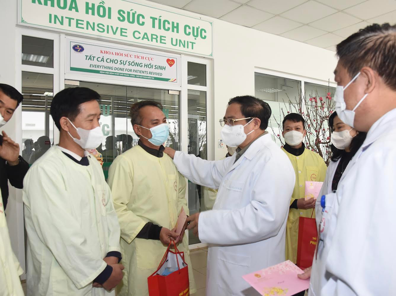 Thủ tướng Phạm Minh Chính tặng quà, động viên người nhà bệnh nhân có hoàn cảnh khó khăn đang điều trị tại Bệnh viện Bệnh nhiệt đới Trung ương.