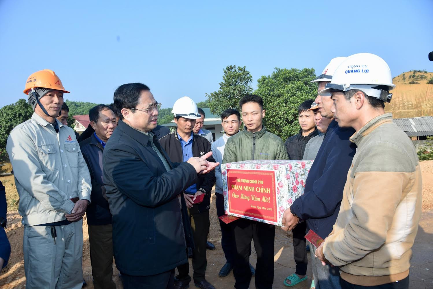 Thủ tướng Phạm Minh Chính tặng quà, chúc tết công nhân Dự án đầu tư xây dựng đường cao tốc Tuyên Quang-Phú Thọ đoạn qua tỉnh Phú Thọ.