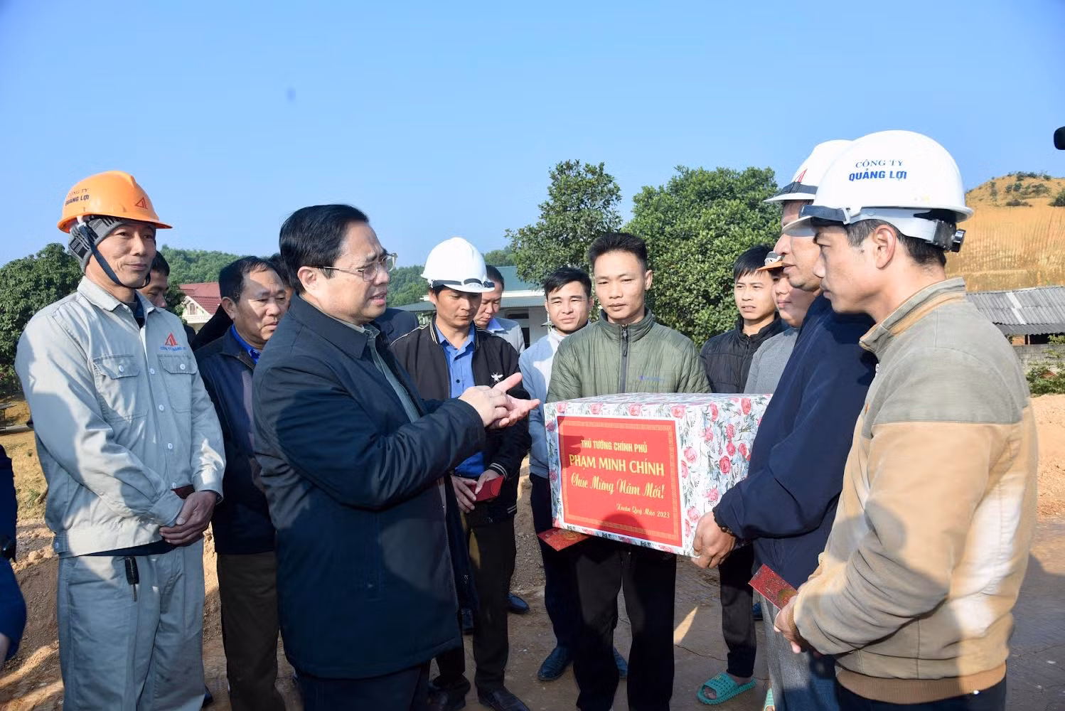 Thủ tướng Phạm Minh Chính tặng quà, chúc tết công nhân Dự án đầu tư xây dựng đường cao tốc Tuyên Quang-Phú Thọ đoạn qua tỉnh Phú Thọ.