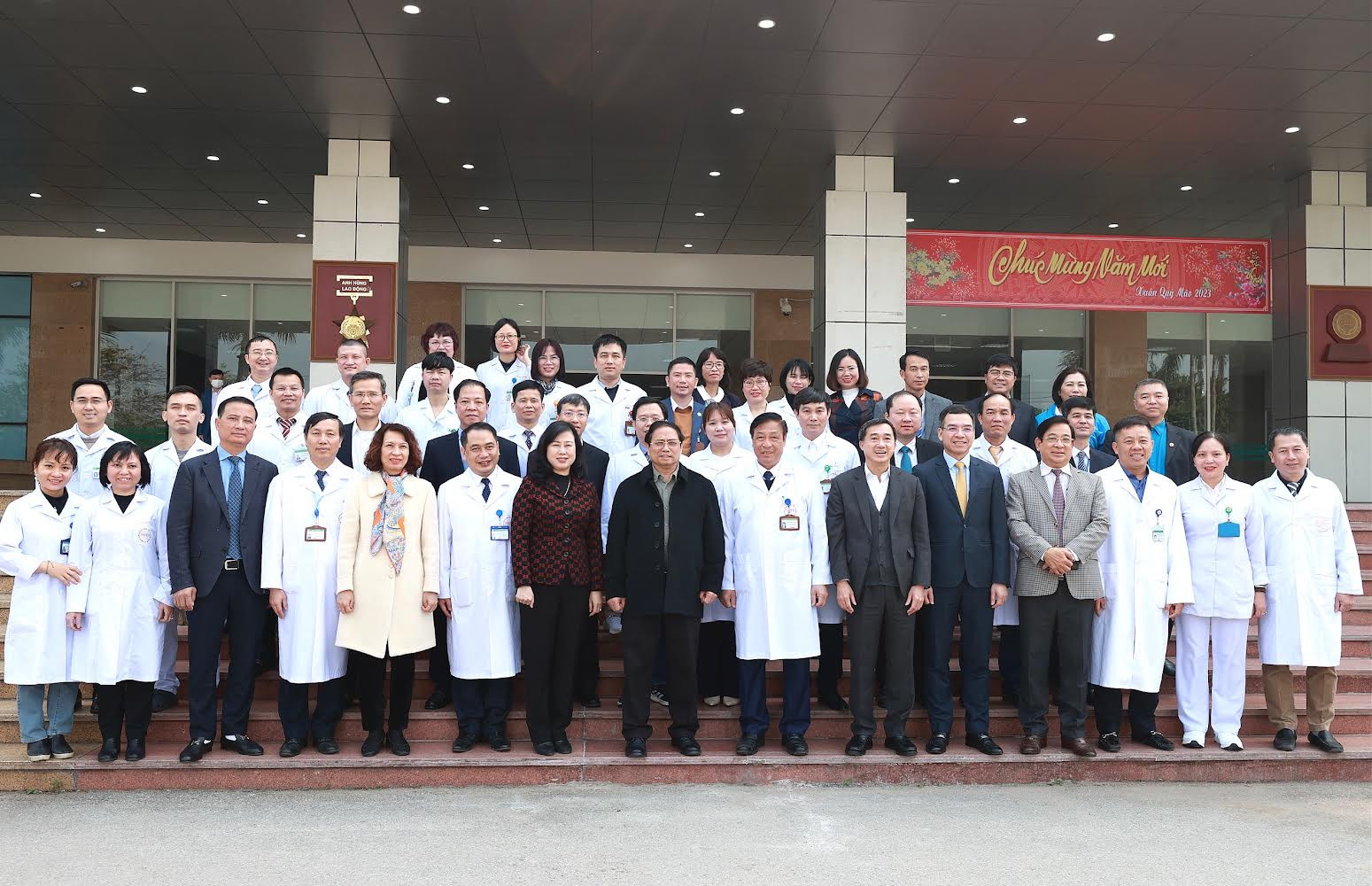 Thủ tướng Phạm Minh Chính chụp ảnh với cán bộ, y bác sĩ Bệnh viện Bệnh nhiệt đới Trung ương.