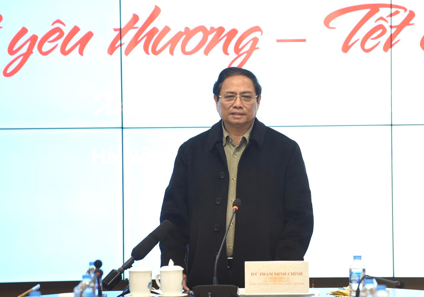 Thủ tướng Phạm Minh Chính động viên, chúc tết và giao nhiệm vụ cho cán bộ, y bác sĩ Bệnh viện Bệnh nhiệt đới Trung ương.