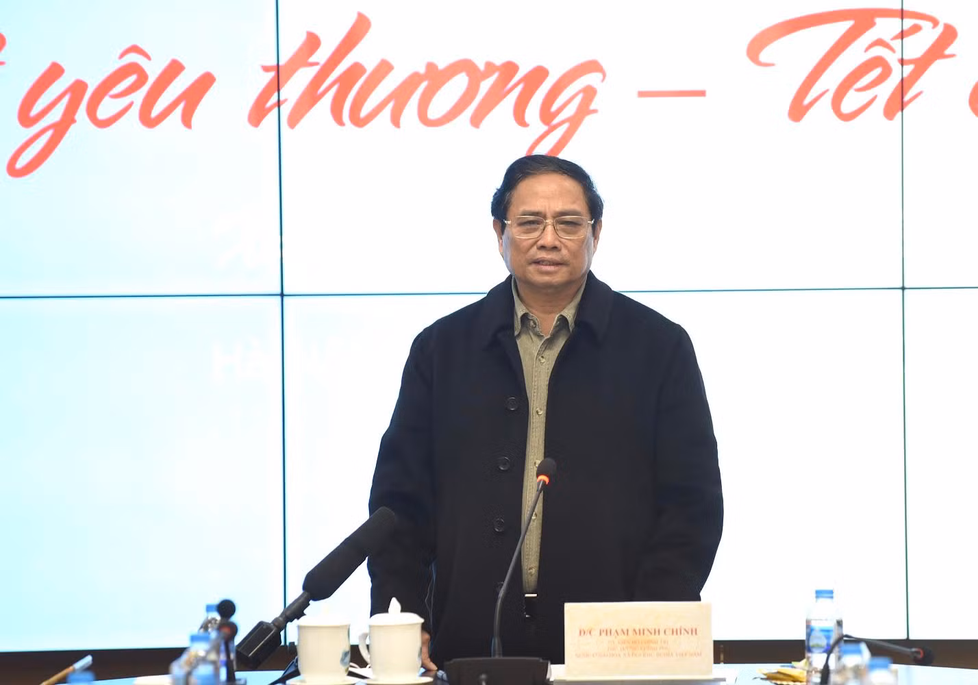 Thủ tướng Phạm Minh Chính động viên, chúc tết và giao nhiệm vụ cho cán bộ, y bác sĩ Bệnh viện Bệnh nhiệt đới Trung ương.