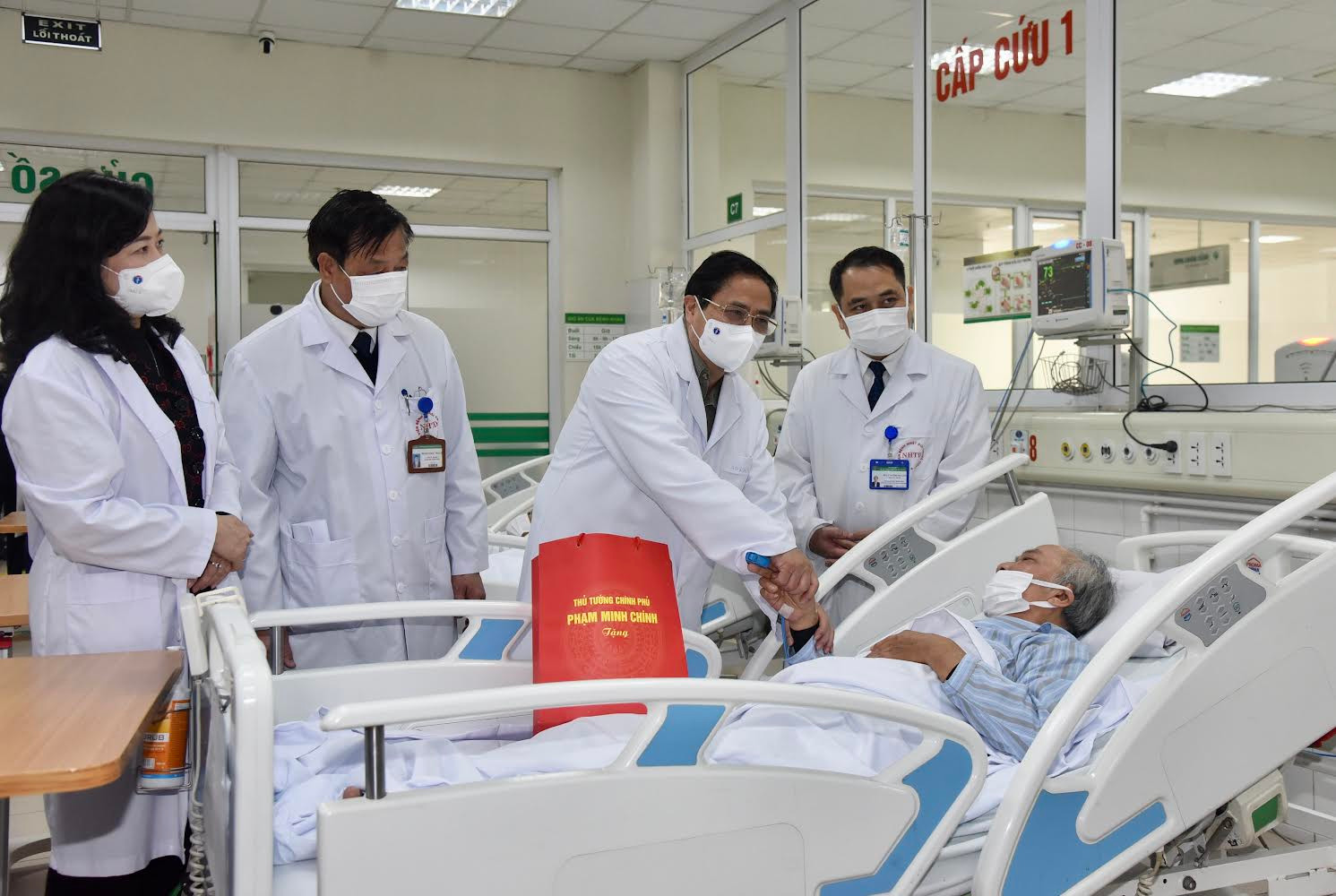Thủ tướng Phạm Minh Chính thăm tặng quà cho bệnh nhân đang điều trị tại bệnh viện.