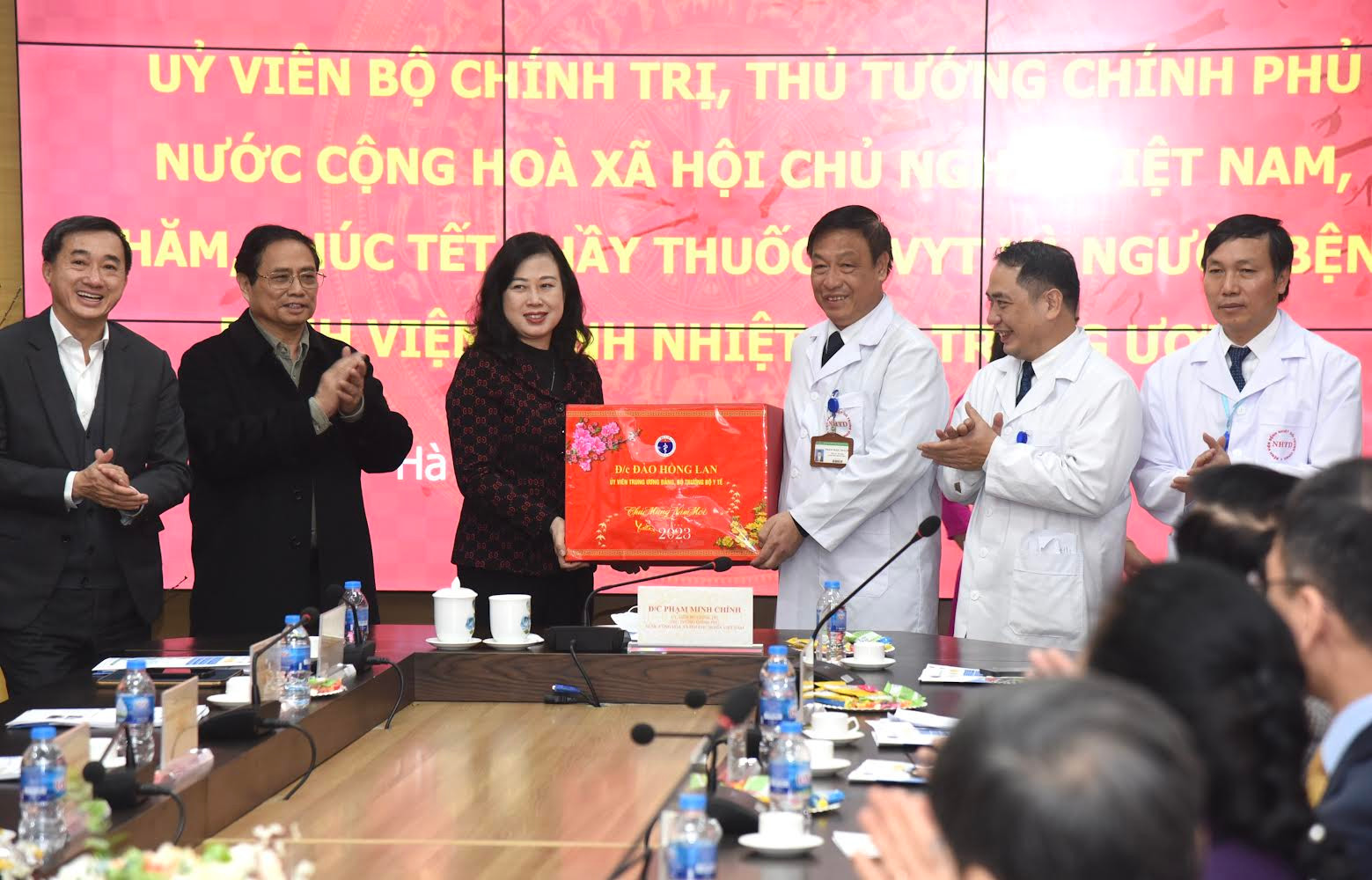 Bộ trưởng Y tế Đào Hồng Lan tặng quà cho đại diện Bệnh viện Bệnh nhiệt đới Trung ương.