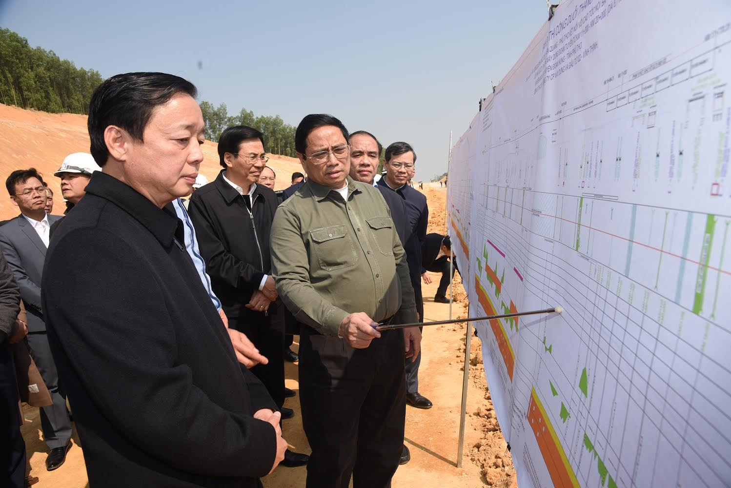 Thủ tướng Phạm Minh Chính kiểm tra Dự án đầu tư xây dựng đường cao tốc Tuyên Quang-Phú Thọ đoạn qua tỉnh Tuyên Quang.
