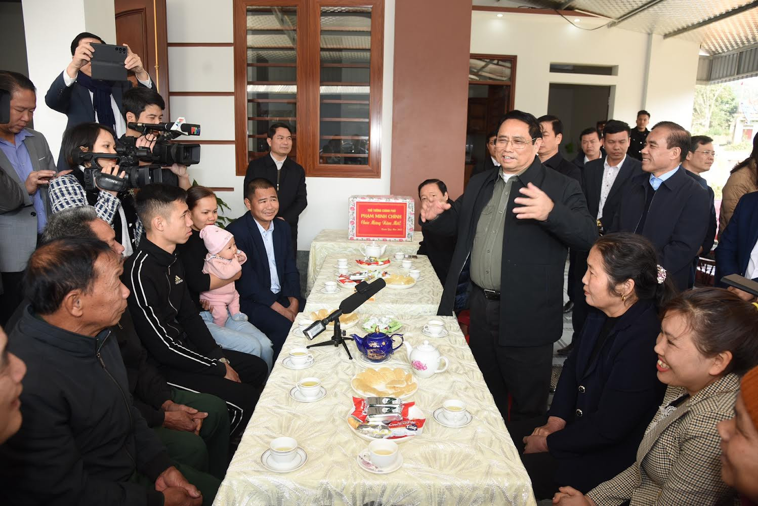 Thủ tướng Phạm Minh Chính thăm, chúc tết nhân dân khu tái định cư Dự án đầu tư xây dựng đường cao tốc Tuyên Quang-Phú Thọ.