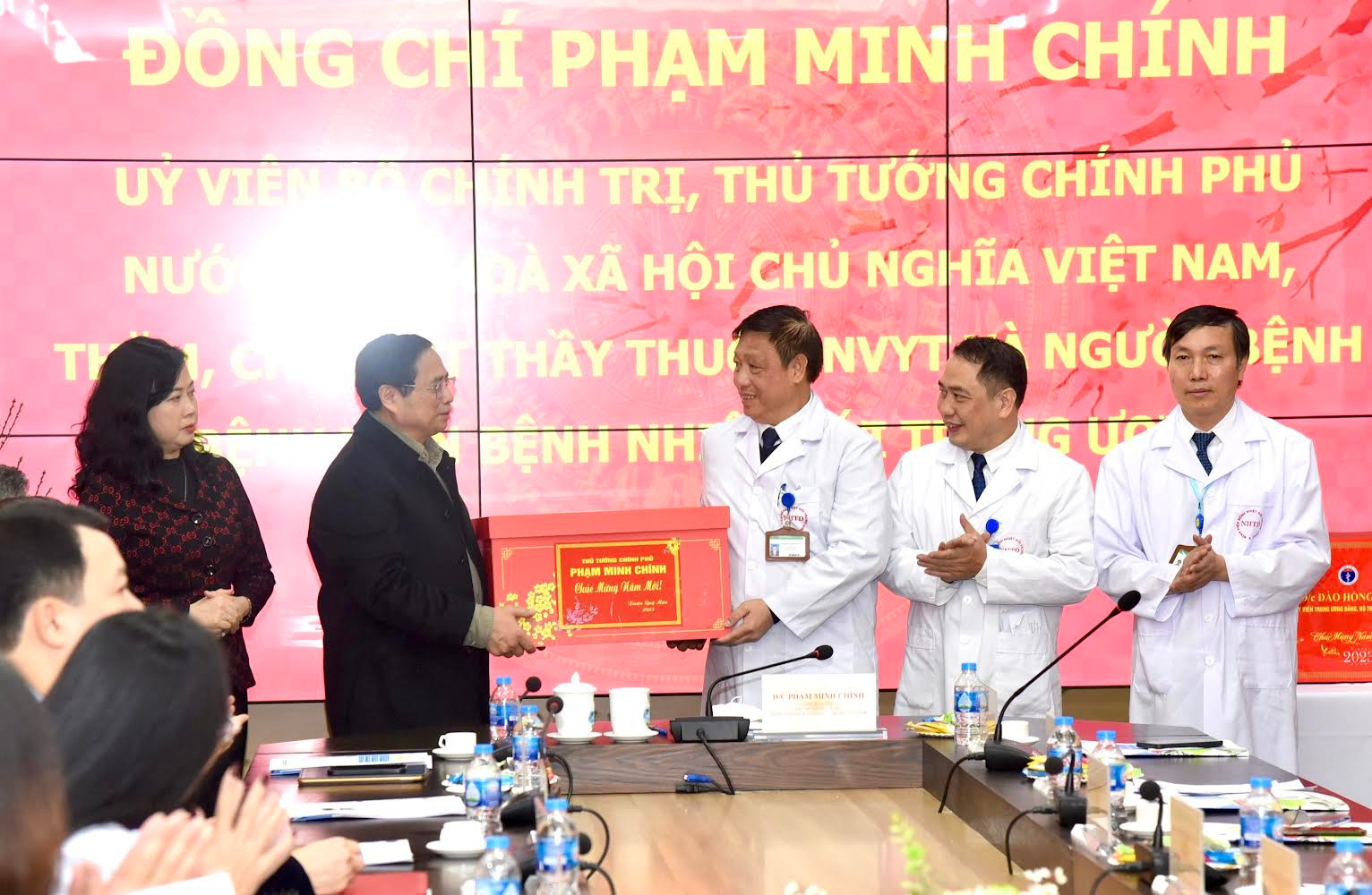 Thủ tướng Phạm Minh Chính tặng quà cho đại diện Bệnh viện Bệnh nhiệt đới Trung ương.