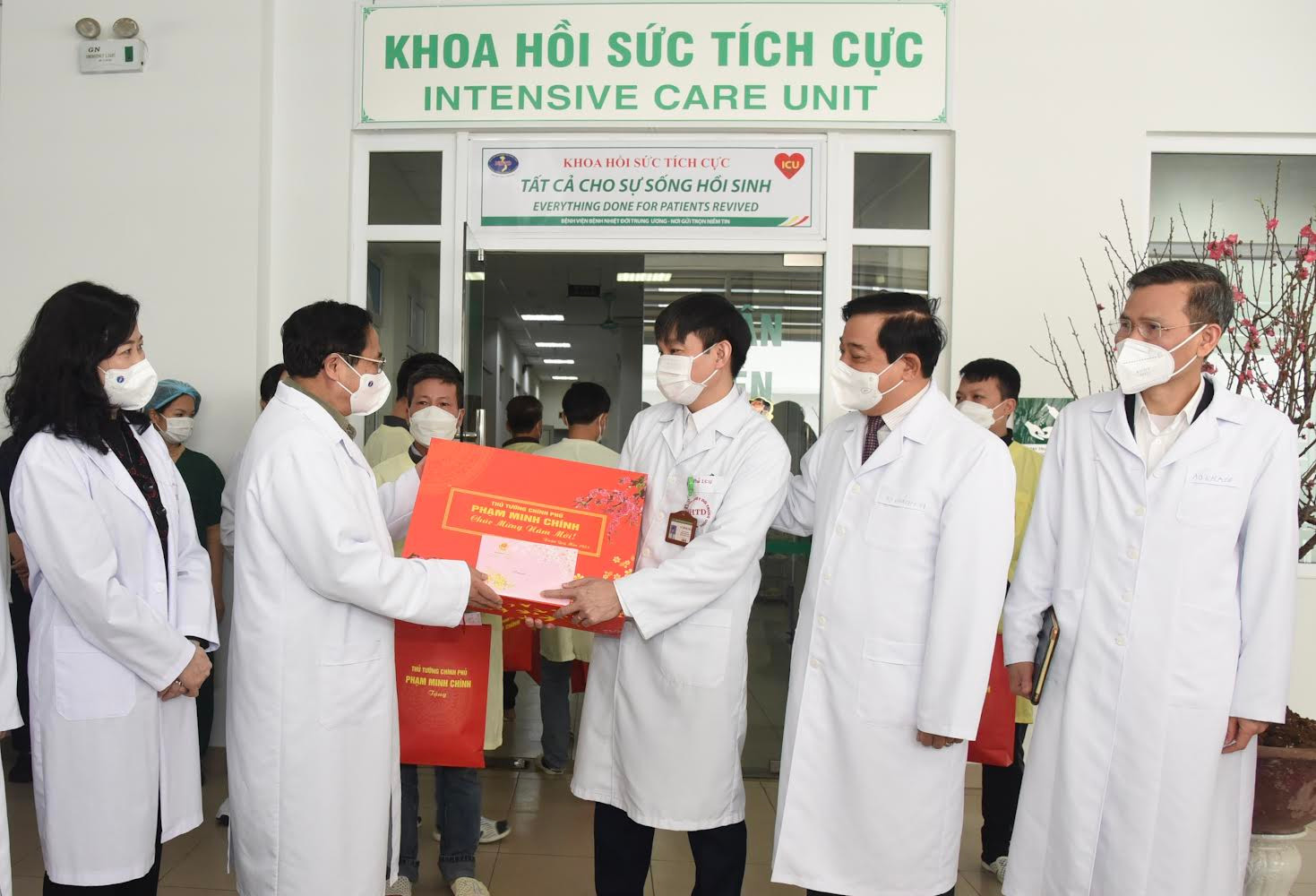 Thủ tướng Phạm Minh Chính tặng quà, động viên y bác sĩ Bệnh viện Bệnh nhiệt đới Trung ương.