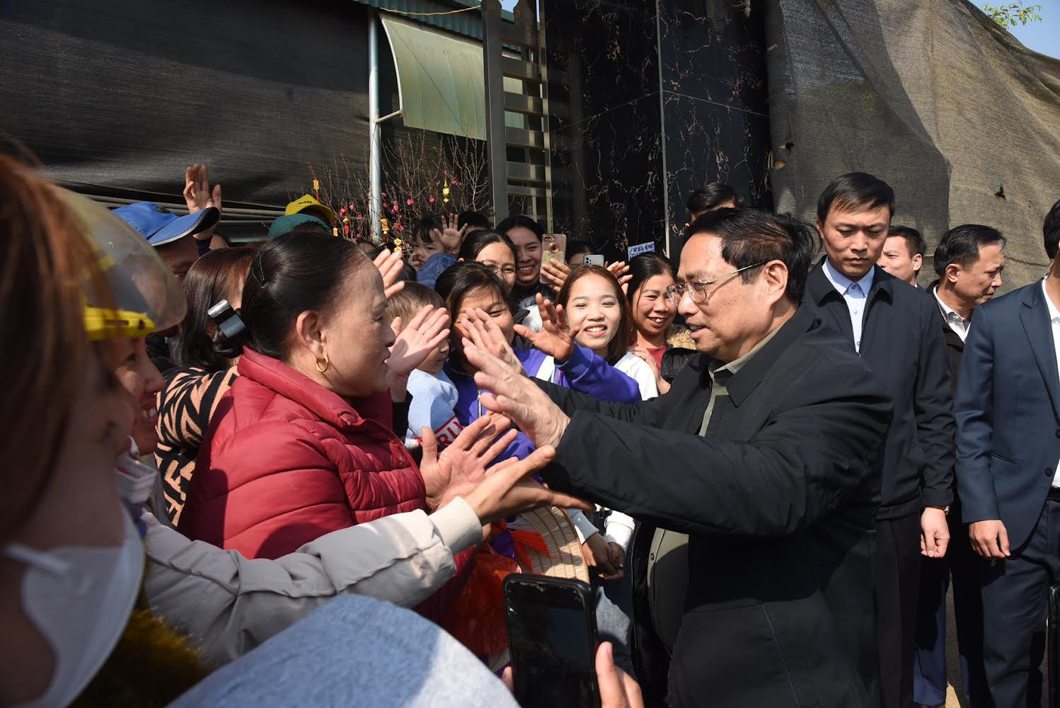 Thủ tướng Phạm Minh Chính thăm, chúc tết nhân dân khu tái định cư Dự án đầu tư xây dựng đường cao tốc Tuyên Quang-Phú Thọ.