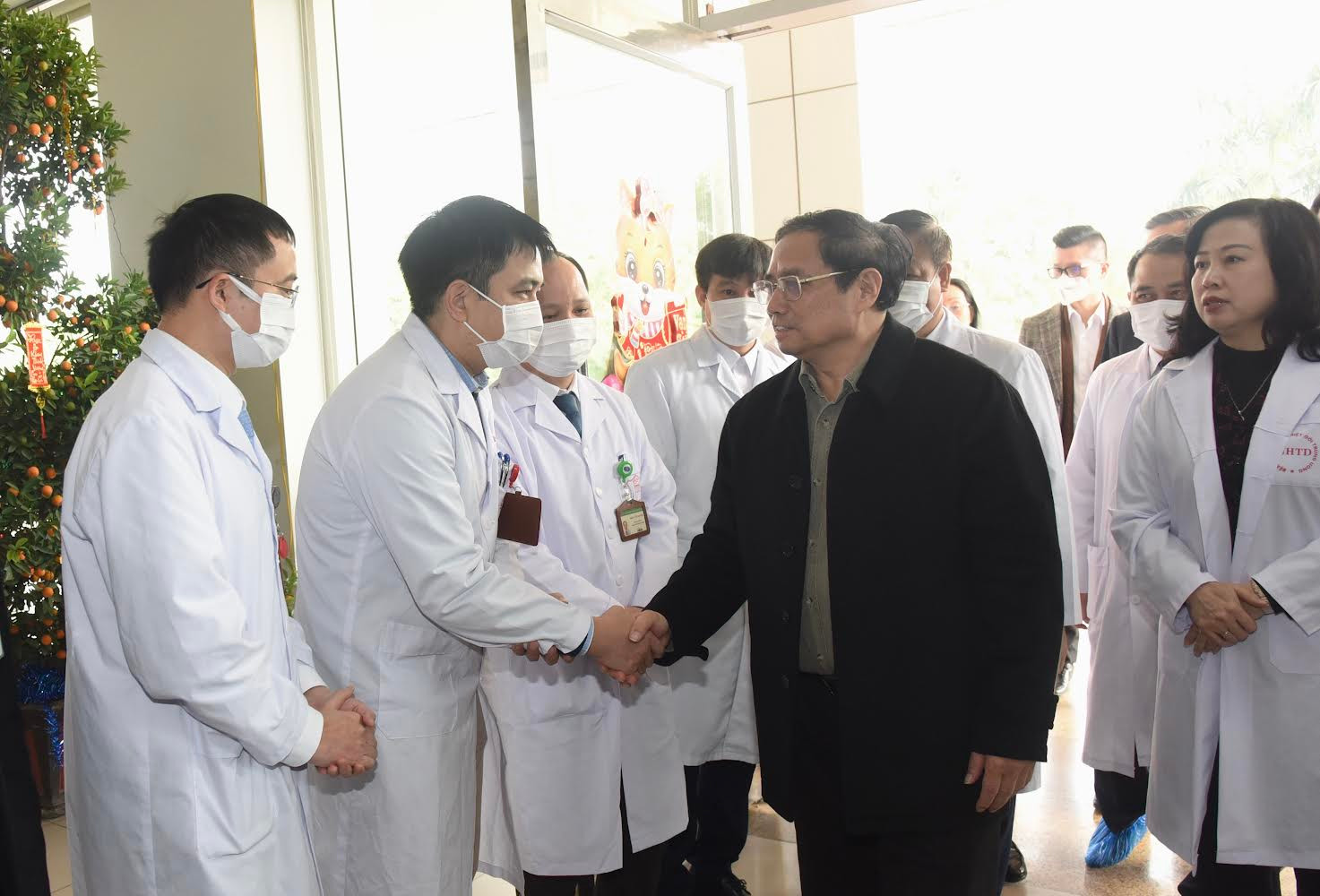 Thủ tướng Phạm Minh Chính thăm, chúc Tết cán bộ, y bác sĩ, nhân viên y tế, người bệnh đang điều trị tại Bệnh viện Bệnh nhiệt đới Trung ương. (Đông Anh, Hà Nội).