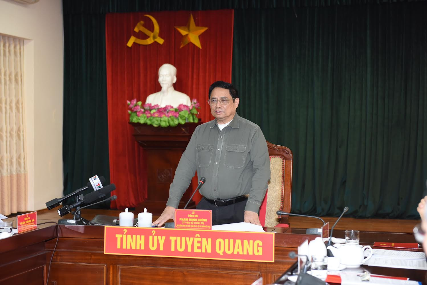 Chiều 25/1/2023, tại Tuyên Quang, Thủ tướng Phạm Minh Chính làm việc với lãnh đạo hai tỉnh Phú Thọ và Tuyên Quang về việc tháo gỡ khó khăn, đẩy nhanh tiến độ triển khai thực hiện Dự án đầu tư xây dựng đường cao tốc Tuyên Quang-Phú Thọ kết nối với cao tốc Nội Bài-Lào Cai.