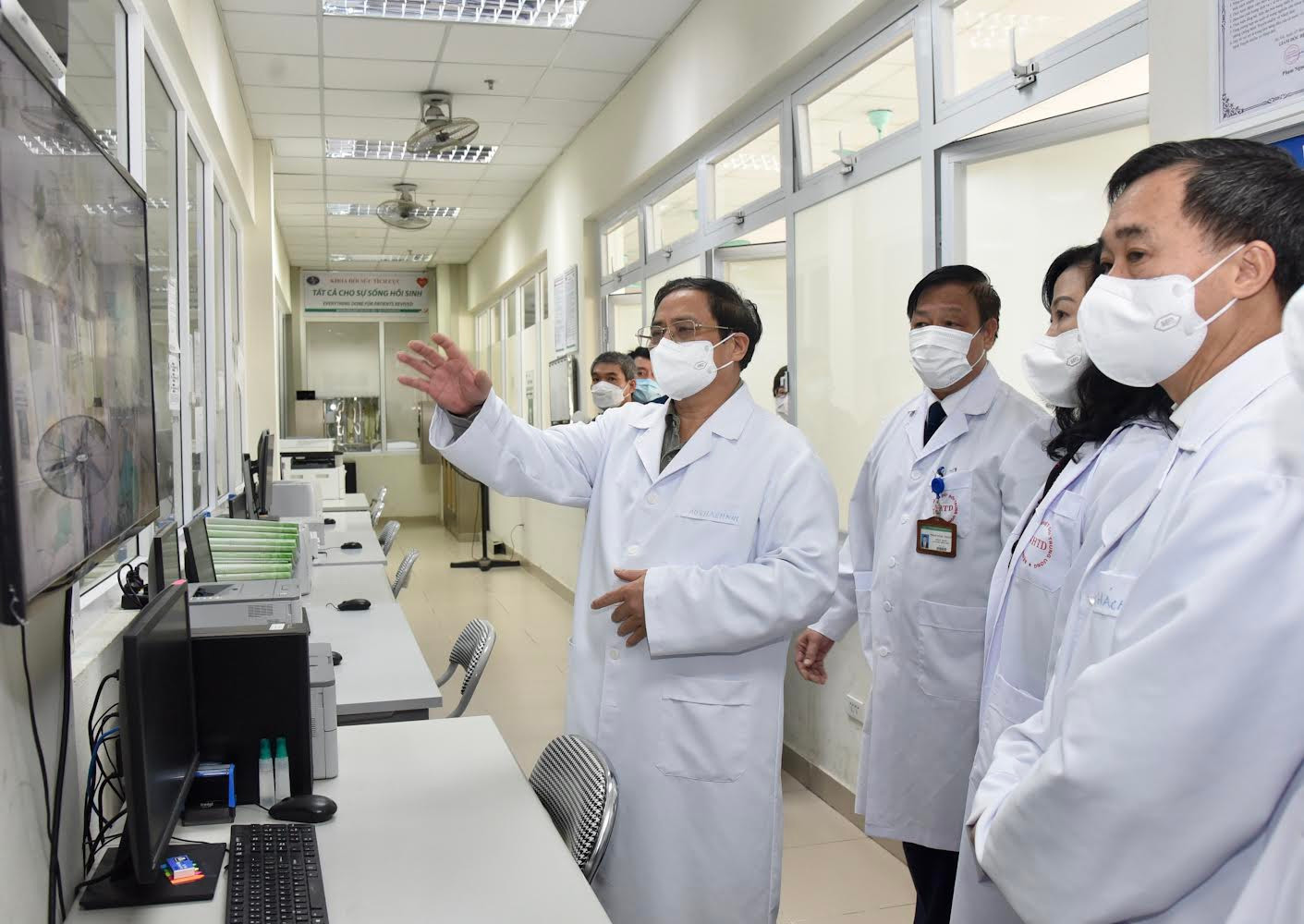 Thủ tướng Phạm Minh Chính thăm phòng hồi sức, cấp cứu Bệnh viện Bệnh nhiệt đới Trung ương.