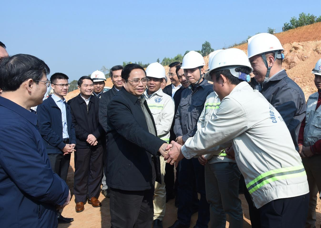 Thủ tướng Phạm Minh Chính động viên người lao động thi công Dự án đầu tư xây dựng đường cao tốc Tuyên Quang-Phú Thọ đoạn qua tỉnh Phú Thọ.