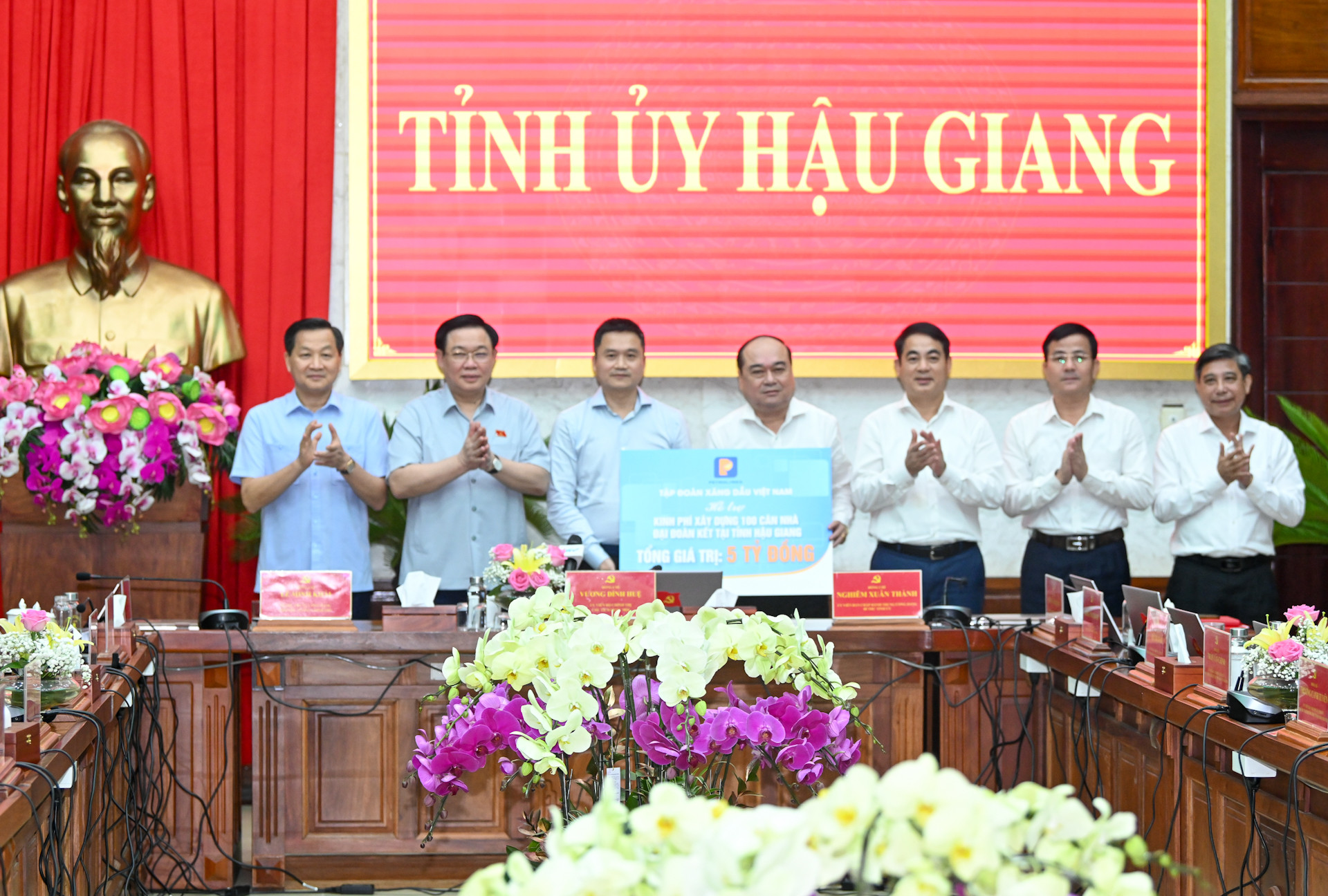 Chủ tịch Quốc hội Vương Đình Huệ và đoàn công tác chứng kiến Tập đoàn Xăng dầu Việt Nam trao kinh phí hỗ trợ xây dựng nhà “Đại đoàn kết” cho người nghèo tỉnh Hậu Giang.