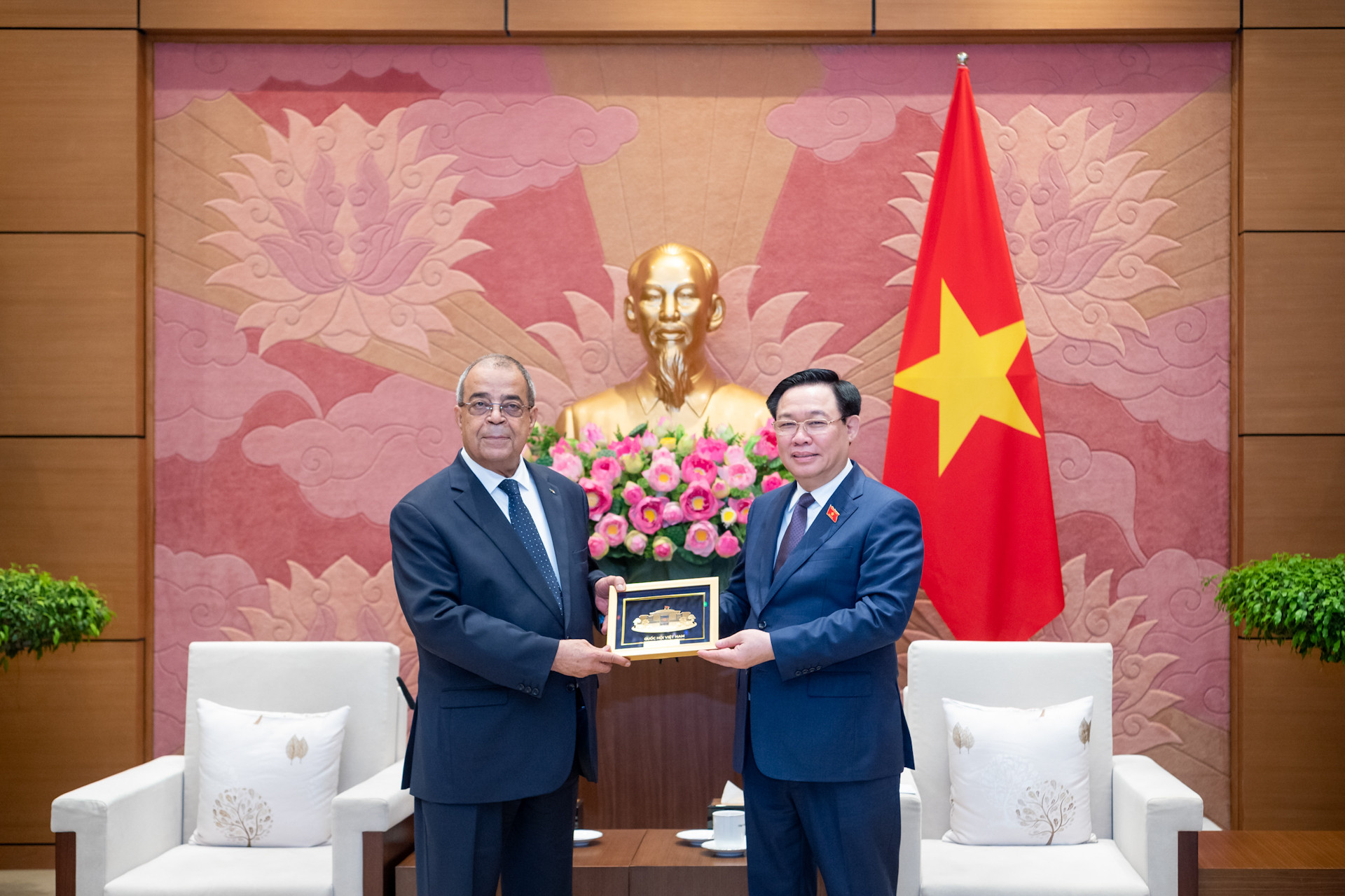 Chủ tịch Quốc hội Vương Đình Huệ tặng quà lưu niệm cho Bộ trưởng Công nghiệp và Sản xuất Dược phẩm Algeria Ali Aoun. Chủ tịch Quốc hội Vương Đình Huệ tặng quà lưu niệm cho Bộ trưởng Công nghiệp và Sản xuất Dược phẩm Algeria Ali Aoun.